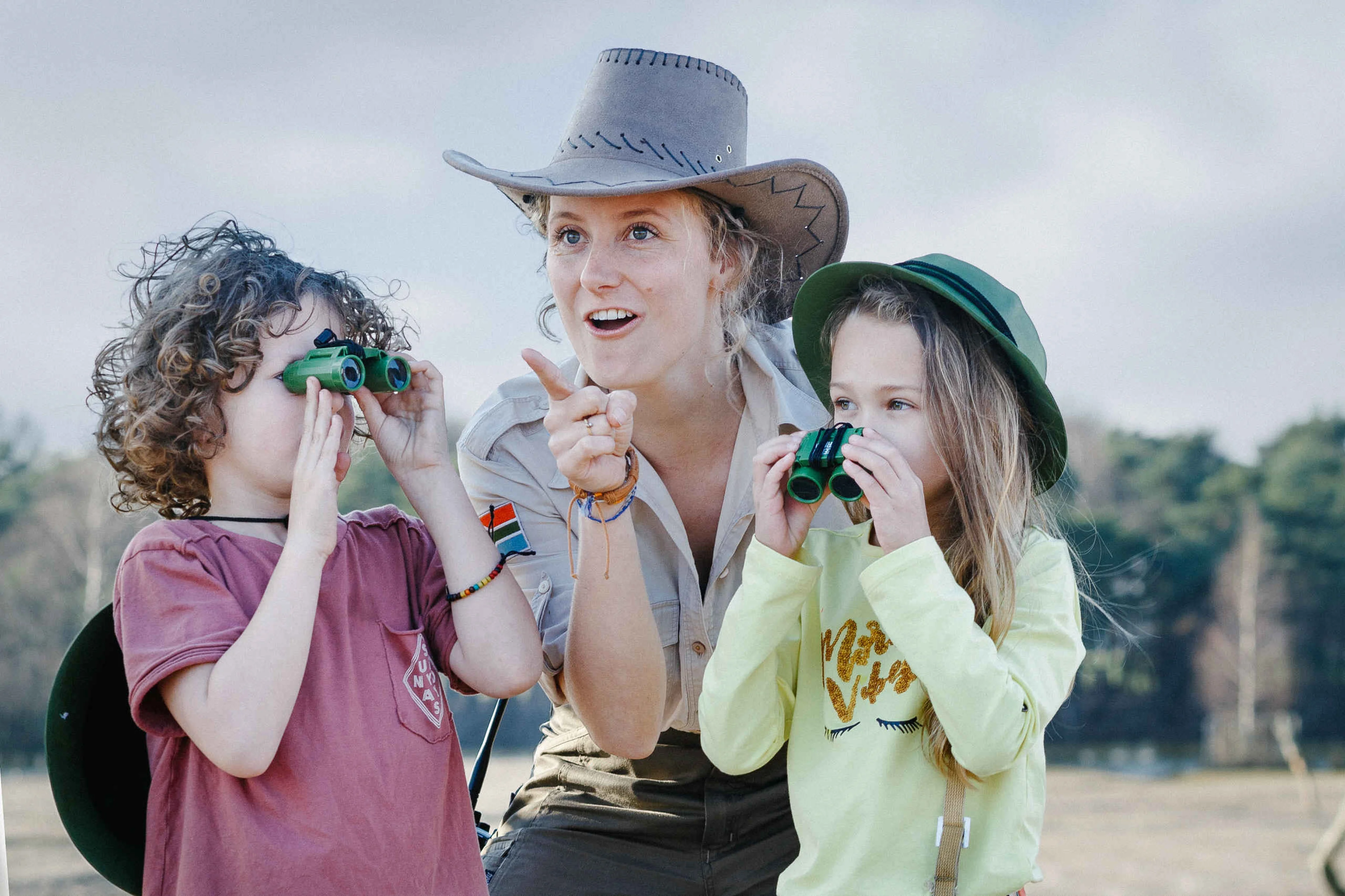 Kinderen met een ranger wandelen door Beekse Bergen