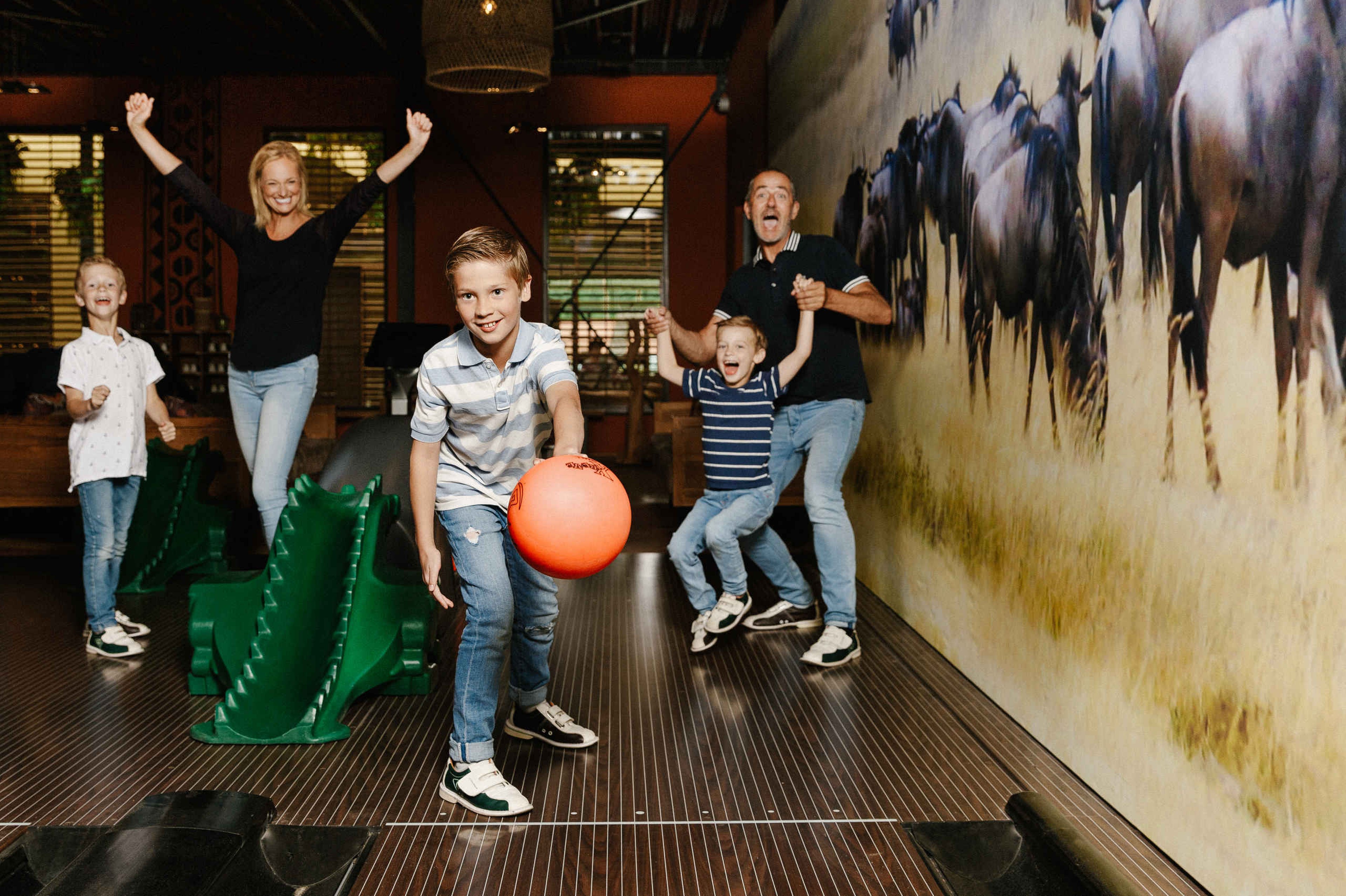 Bowlen met het gezin en kinderen in Pamoja loung in Karibu Town Beekse Bergen