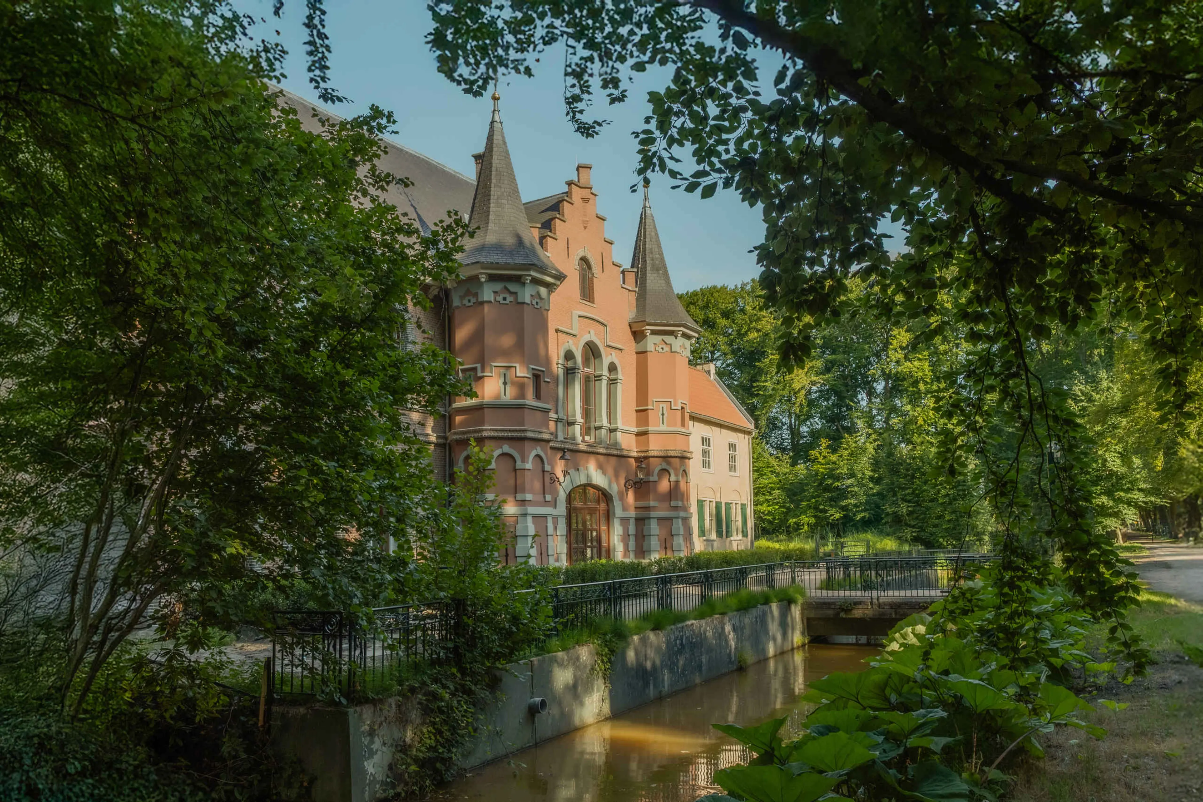 Exterieur zijkant van Kasteel Steenenburg