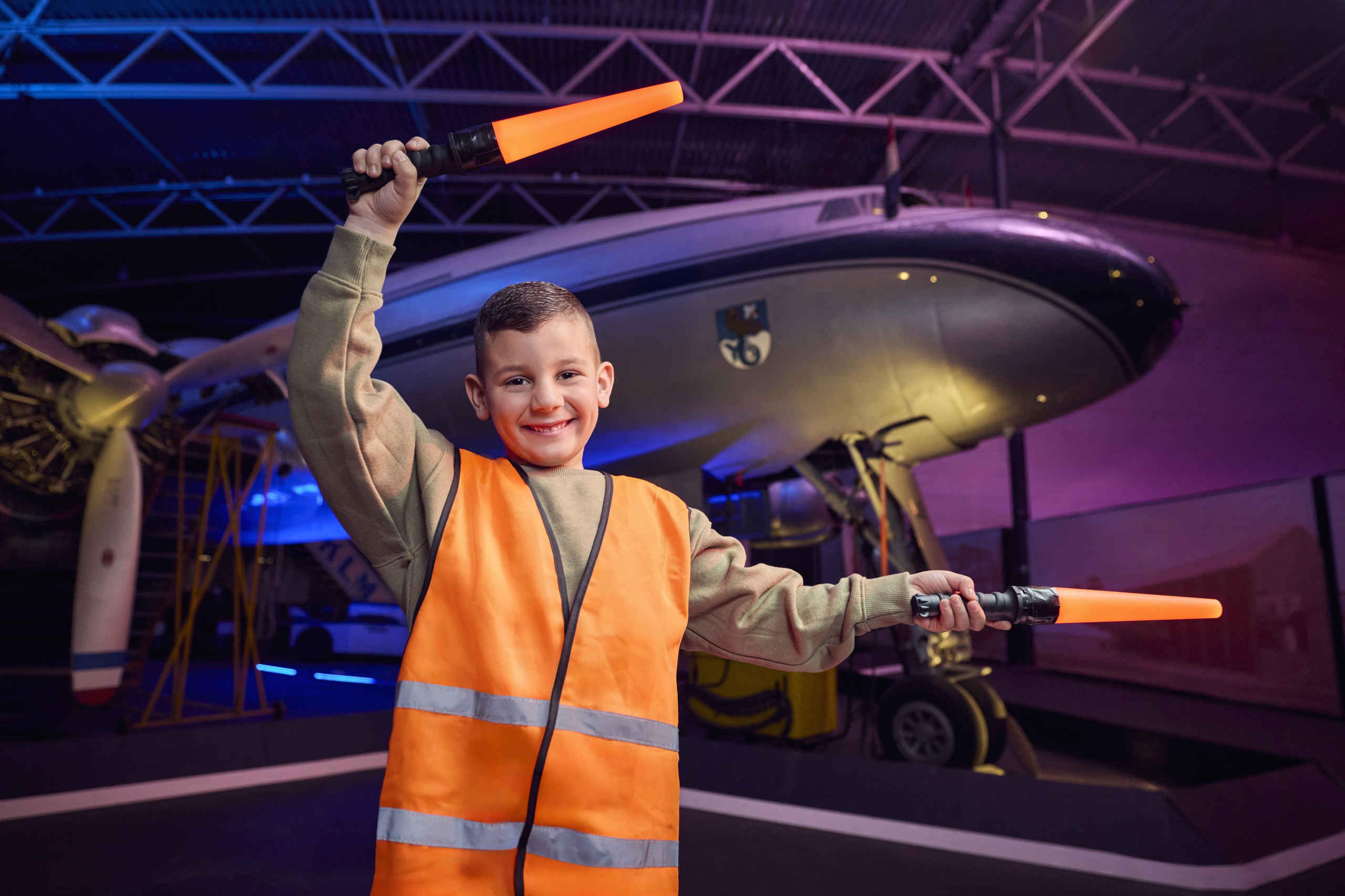 Een jongetje als marshaller bij Luchtvaartmuseum Aviodrome