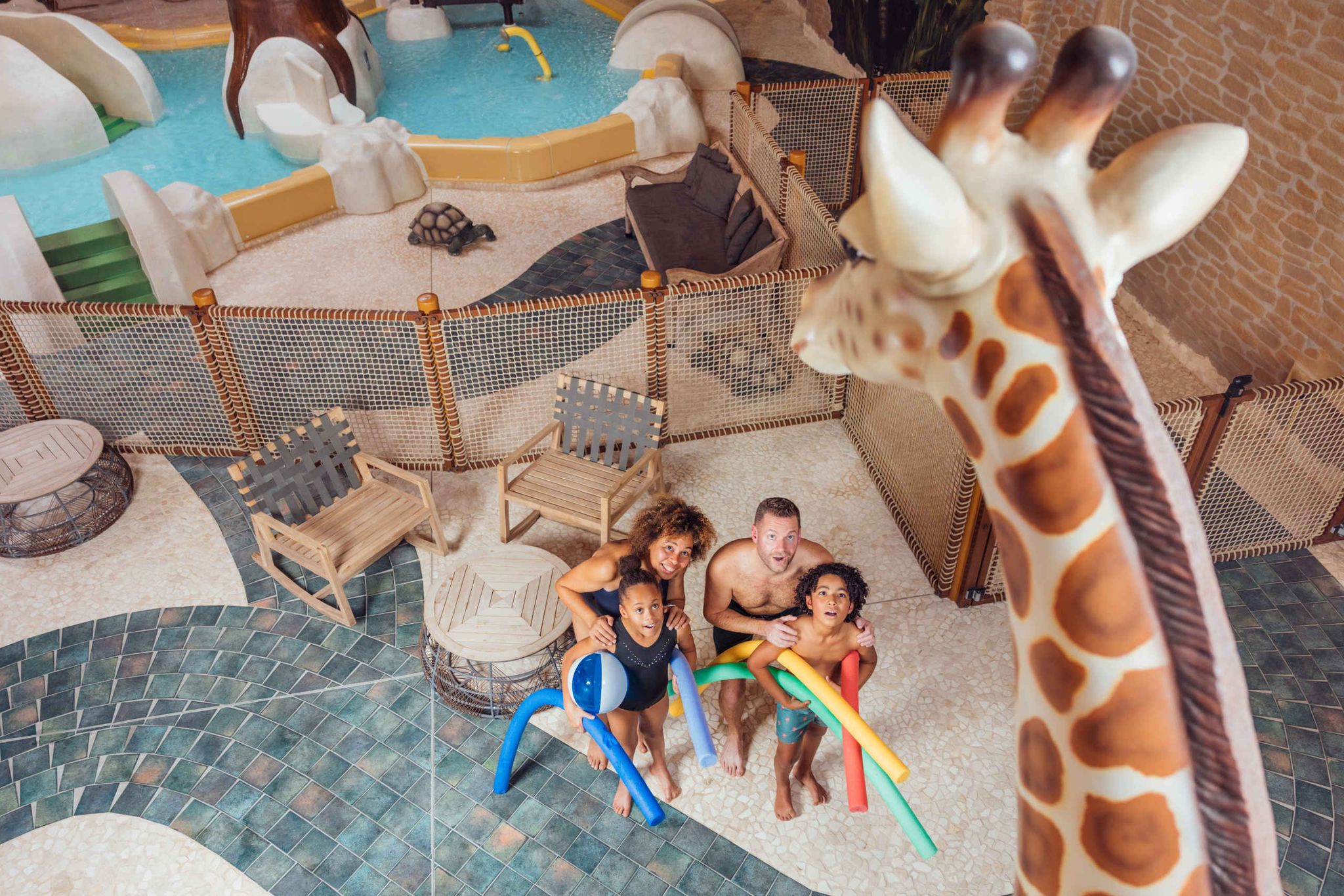 Een gezin bij zwembad Maji Springs in het centrumgebouw Karibu Town bij Safari Resort Beekse Bergen