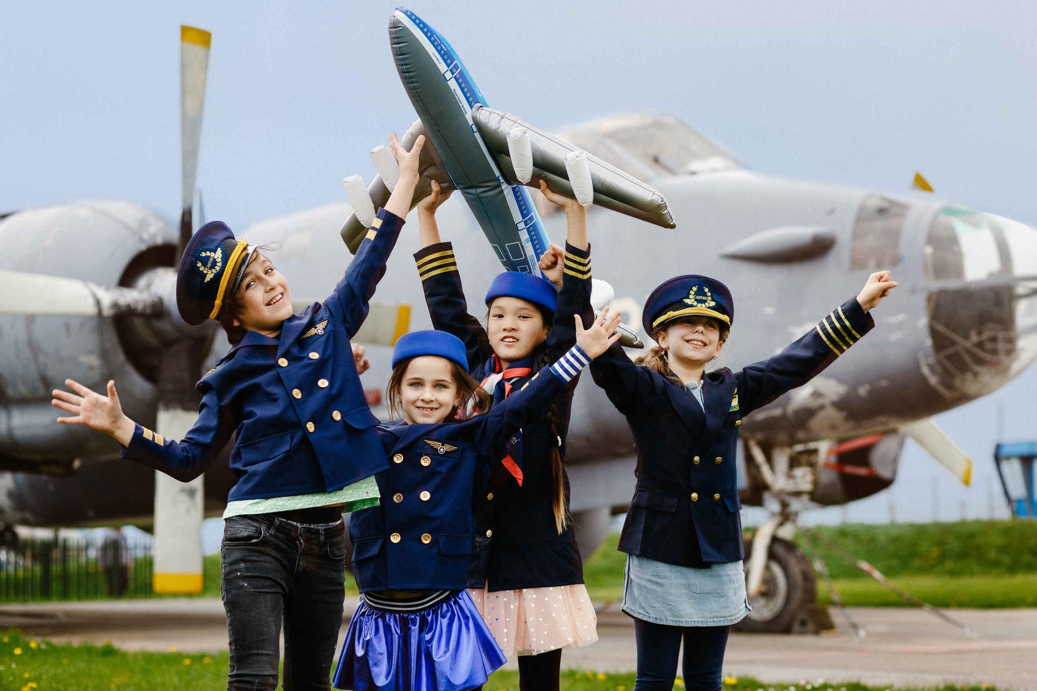 Kinderen tijdens de stewardessen en piloten opleiding in Luchtvaartmuseum Aviodrome