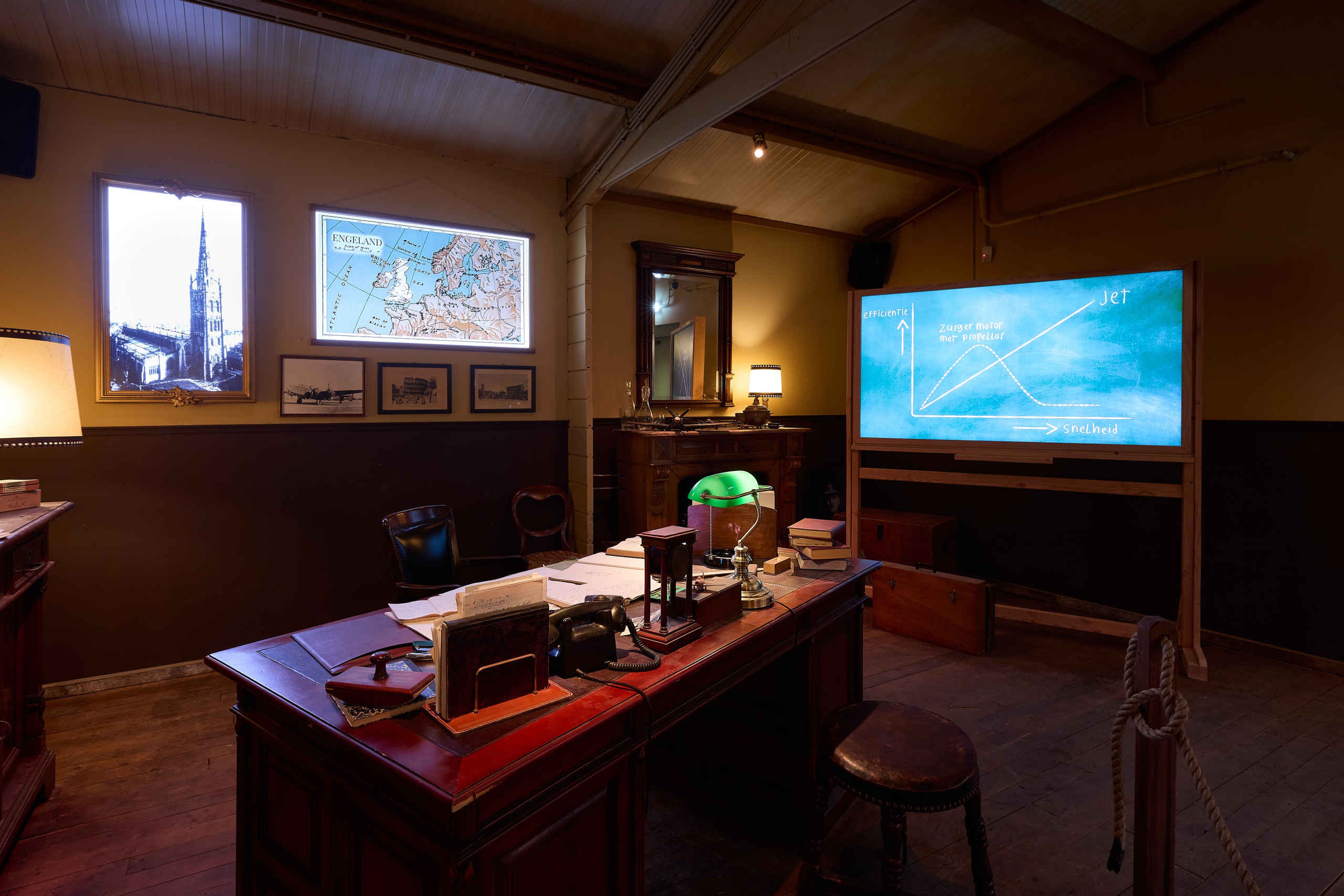 Kamer met informatie tijdens de straaljagerexpositie in Luchtvaartmuseum Aviodrome