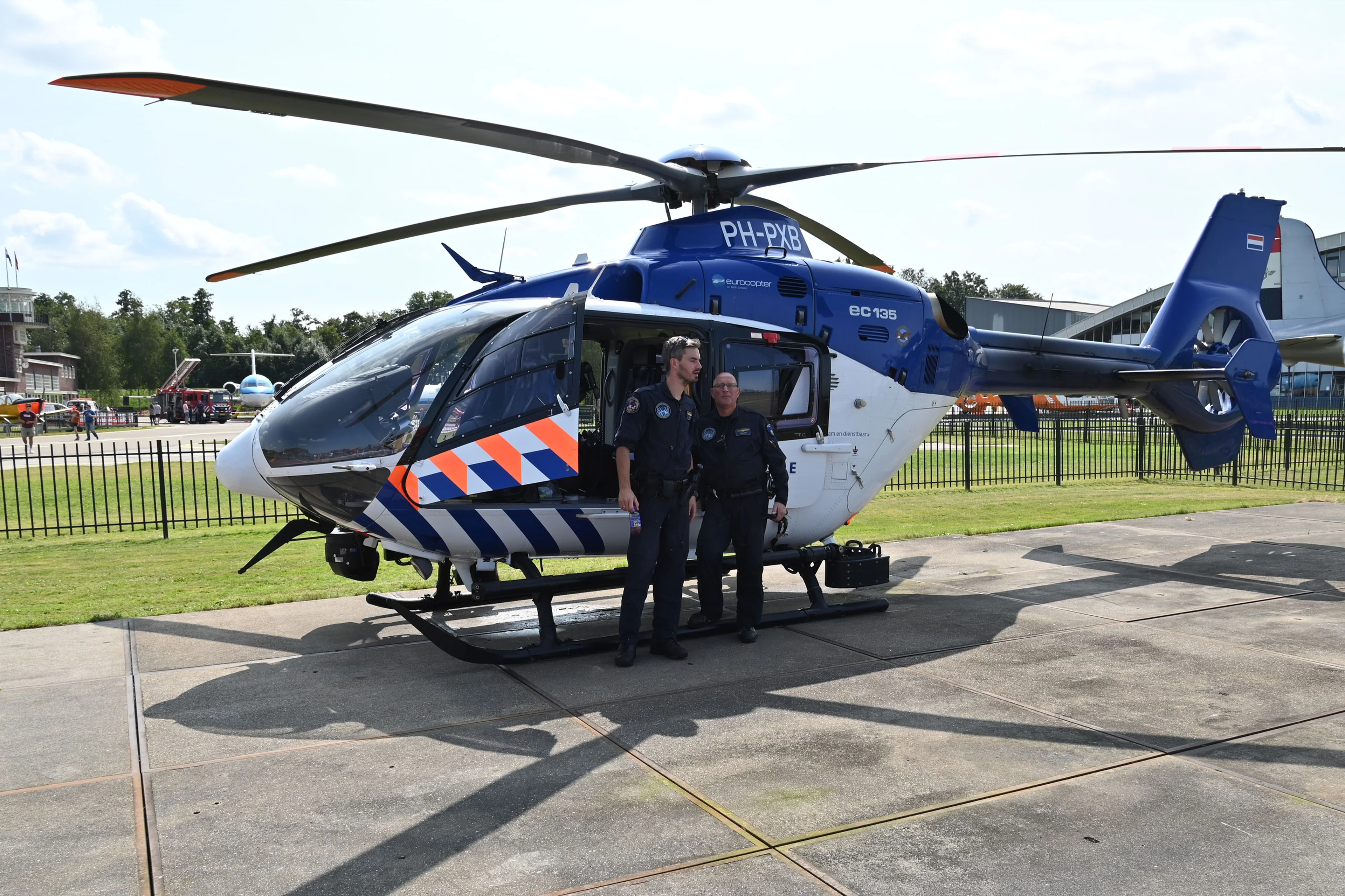 Een politie helikopter tijdens de Fly-in: Rescue Heroes bij Luchtvaartmuseum Aviodrome