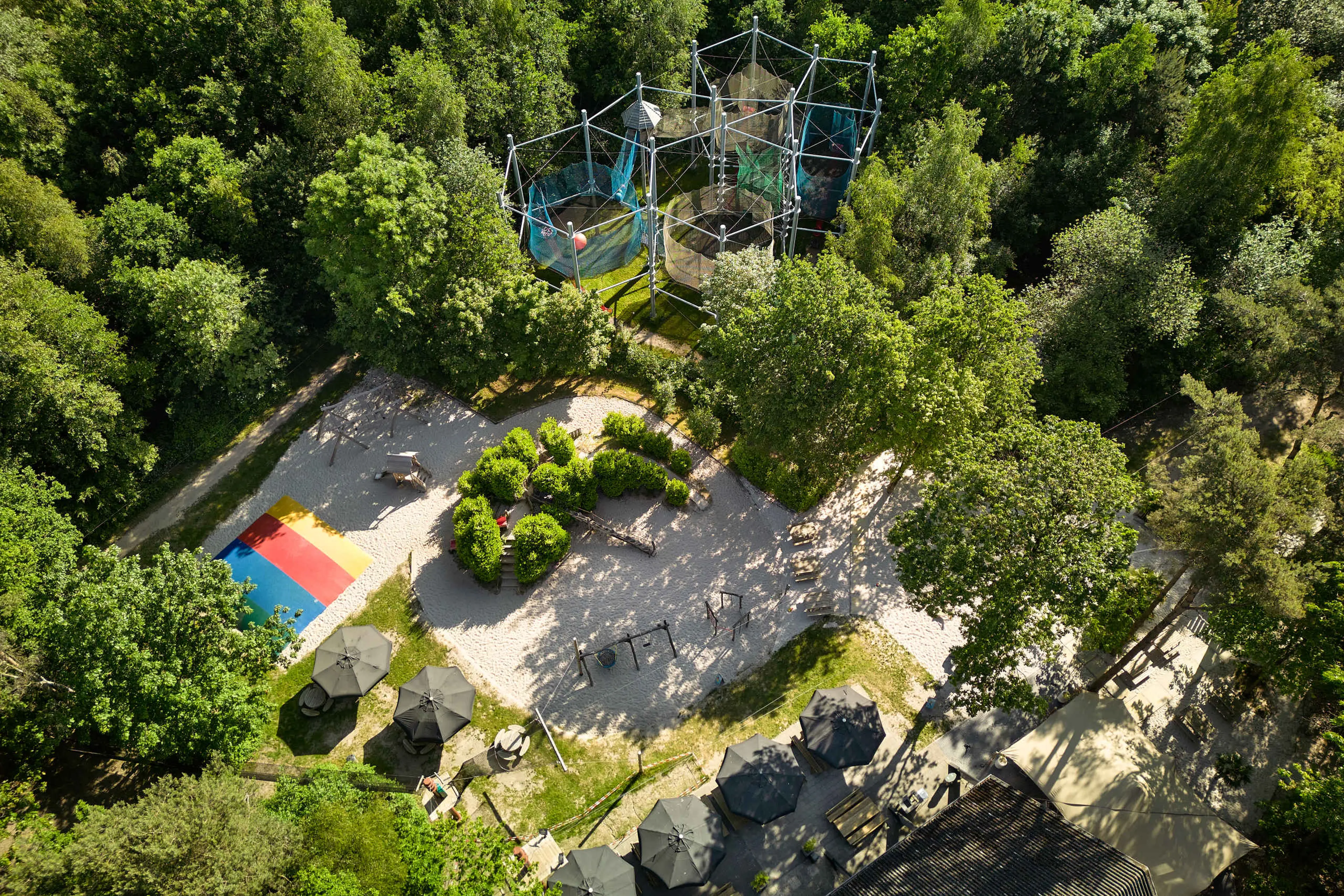 Een bovenaanzicht van de speeltuin en het Netten Adventure bij Klimrijk
