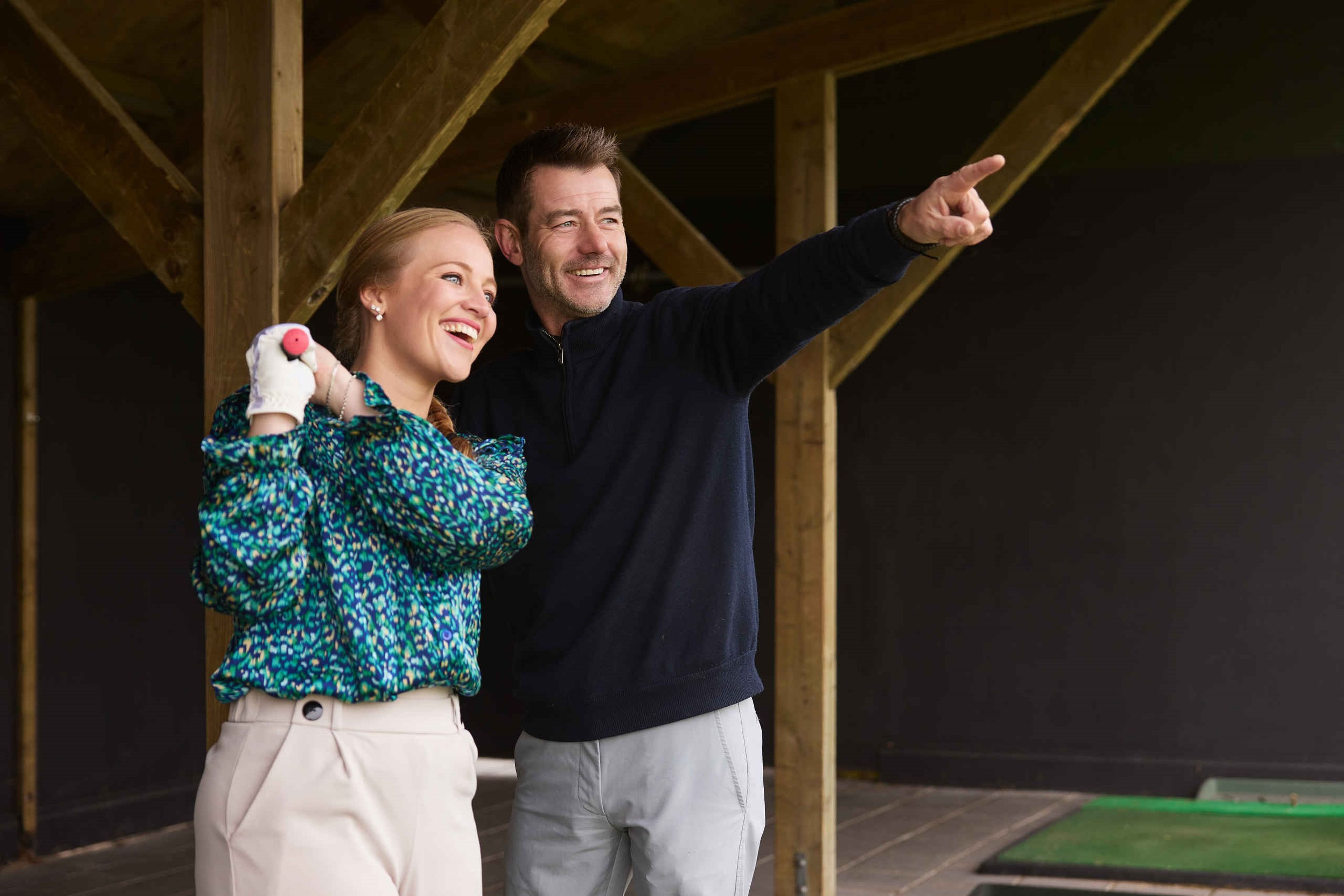 Instructeur golfen op de driving range van Golf De Gulbergen
