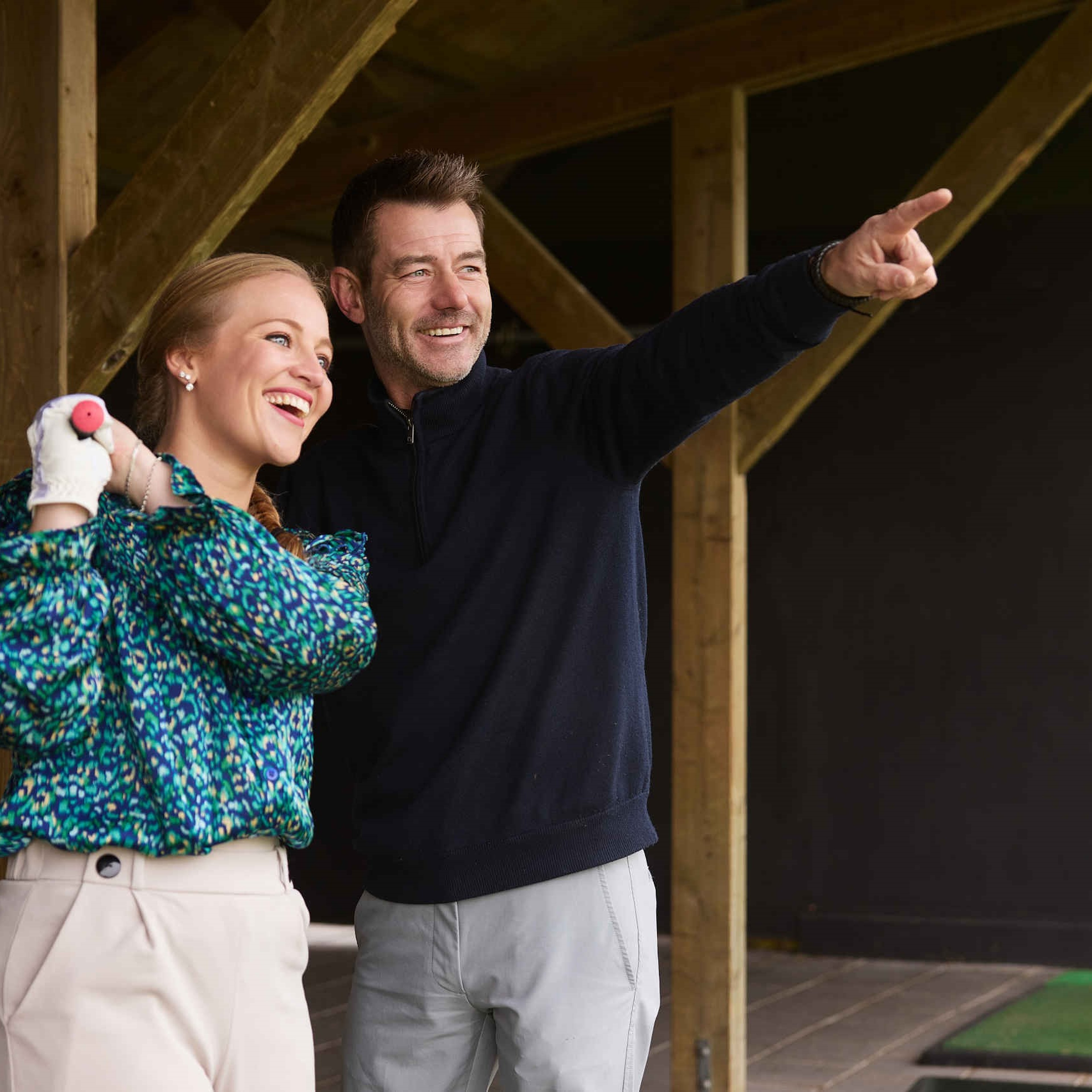 Instructeur golfen op de driving range van Golf De Gulbergen