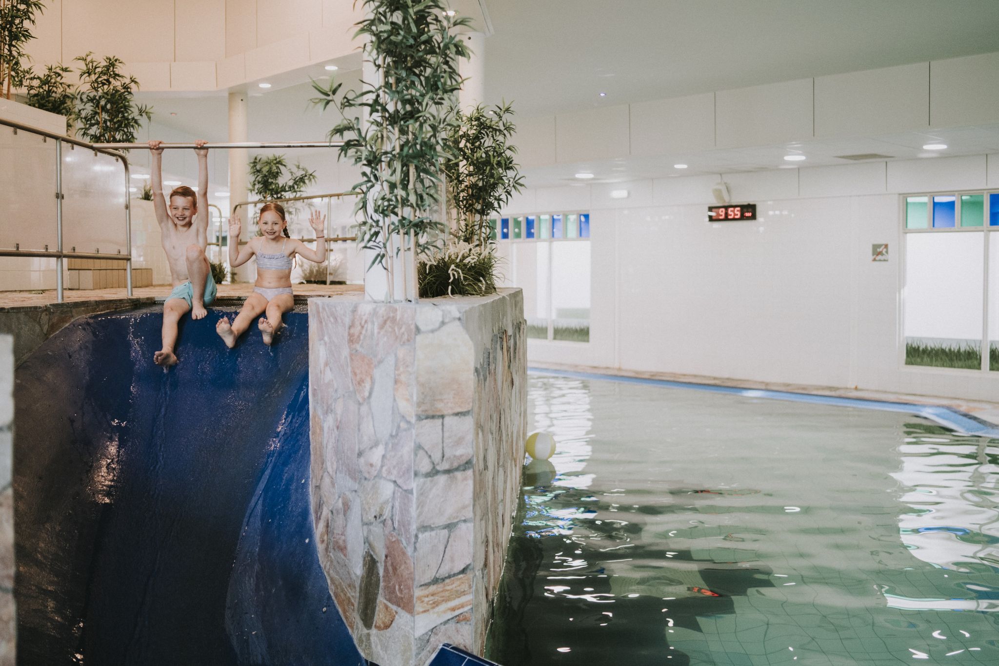 Kinderen glijden samen van de glijbaan in het zwembad van Vakantiepark Dierenbos