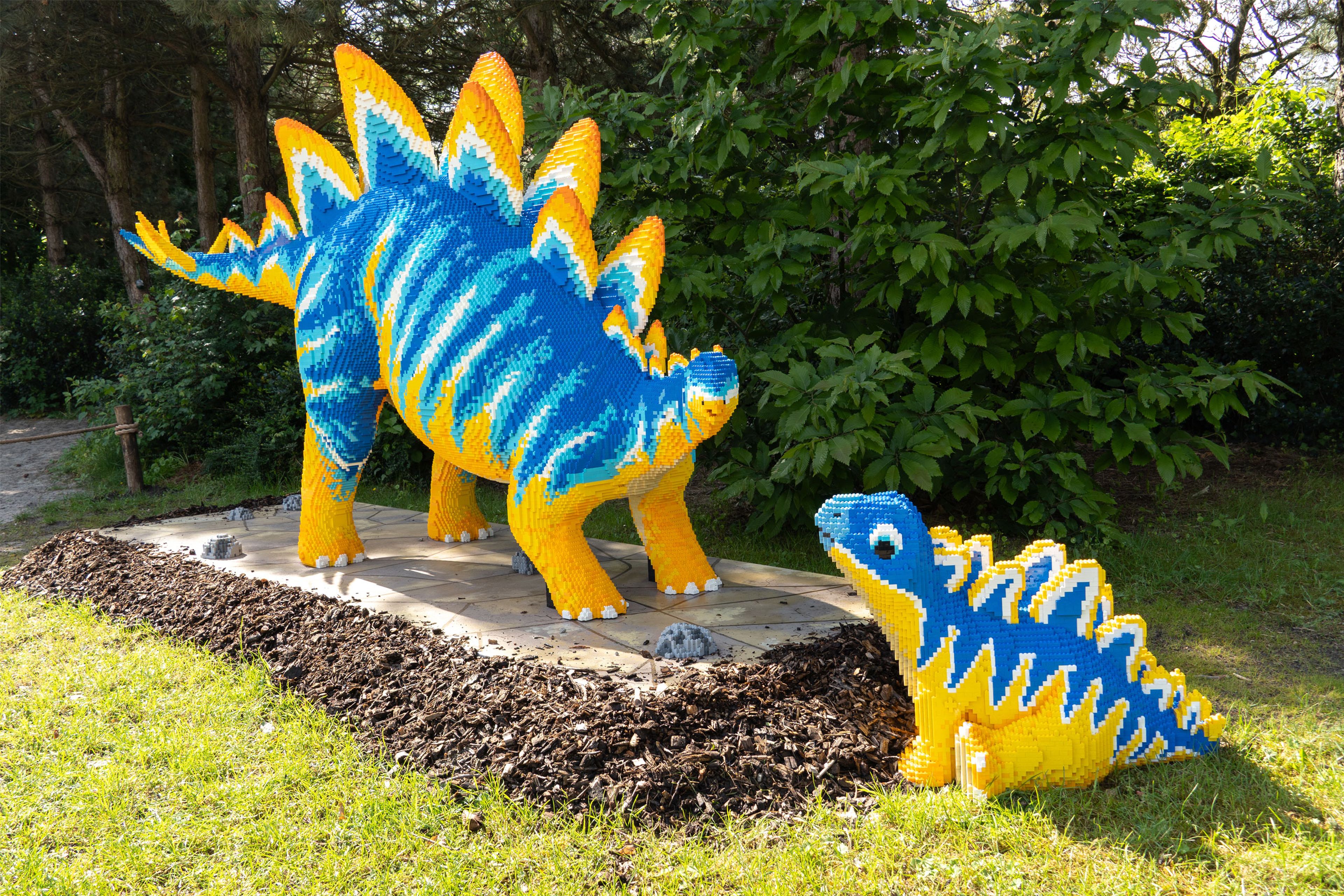 Een stegosaurus en jong tijdens Wild Bricks in ZooParc Overloon