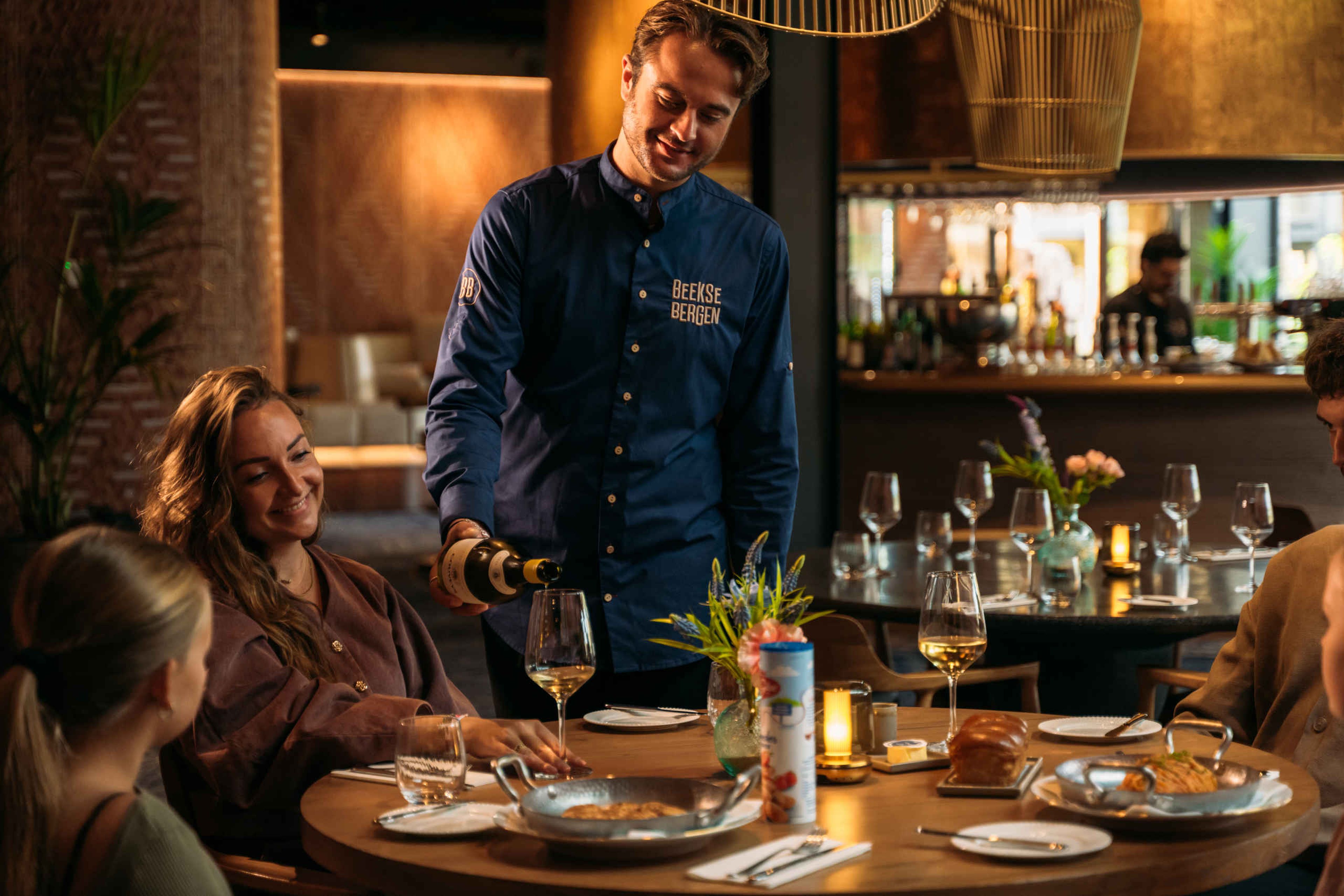 Serveren van wijn door ober tijdens diner in Bar & Restaurant Nommos