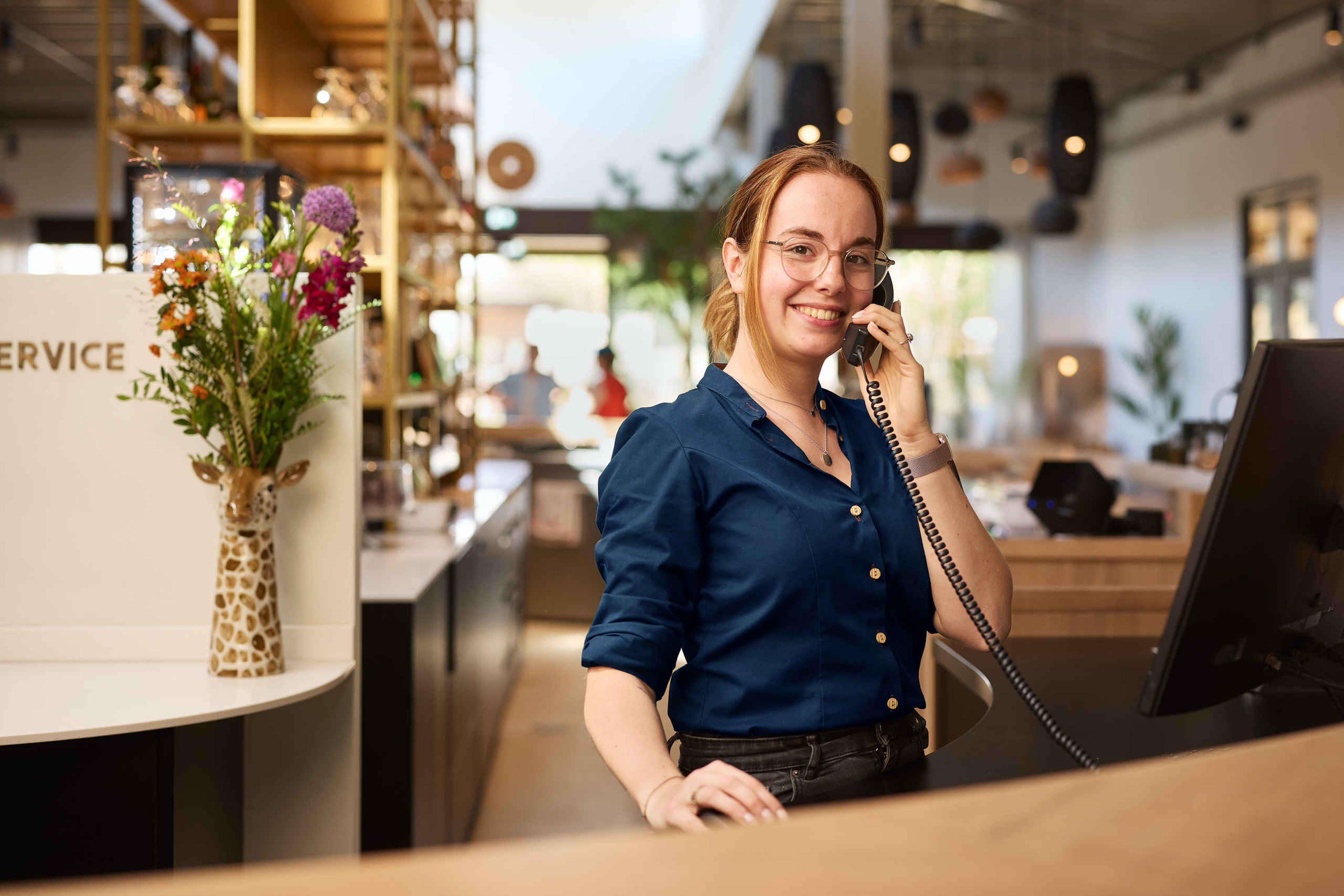 Een front office medewerker aan het werk in Kasteel Steenenburg