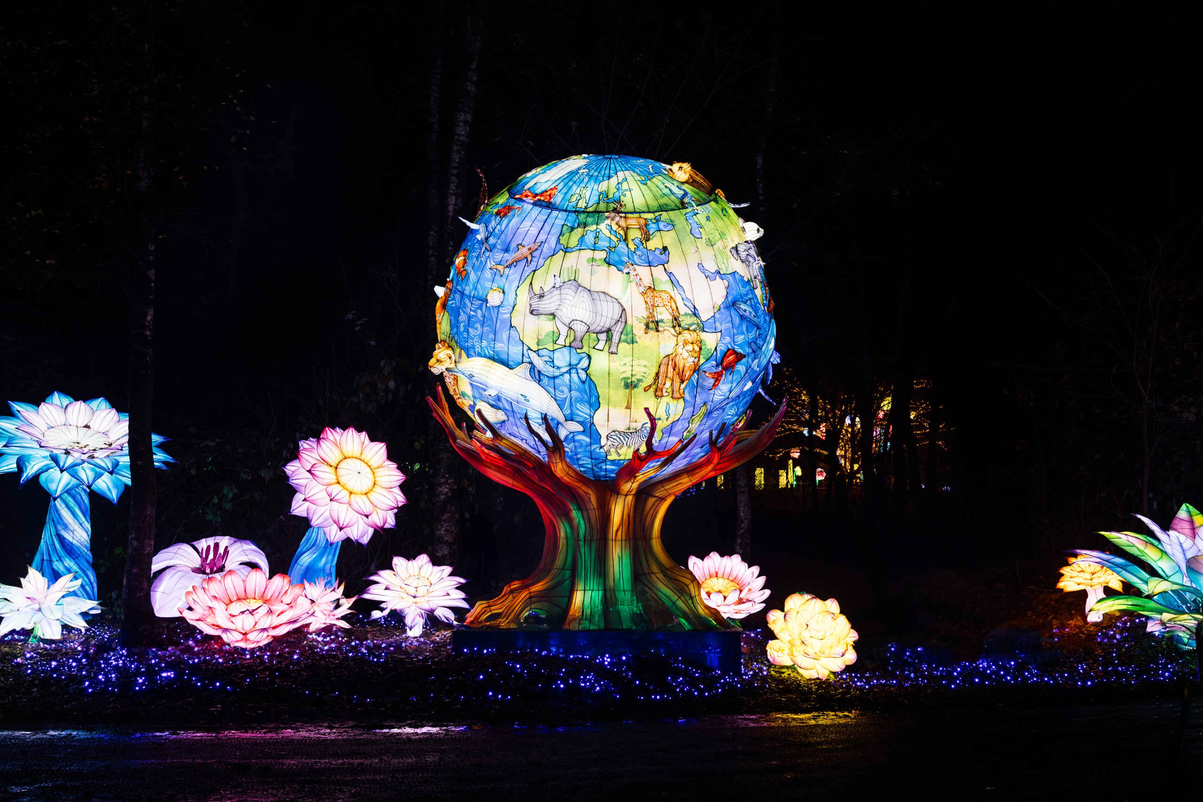 Lichtfiguren de wereldbol tijdens Light Safari in Beekse Bergen