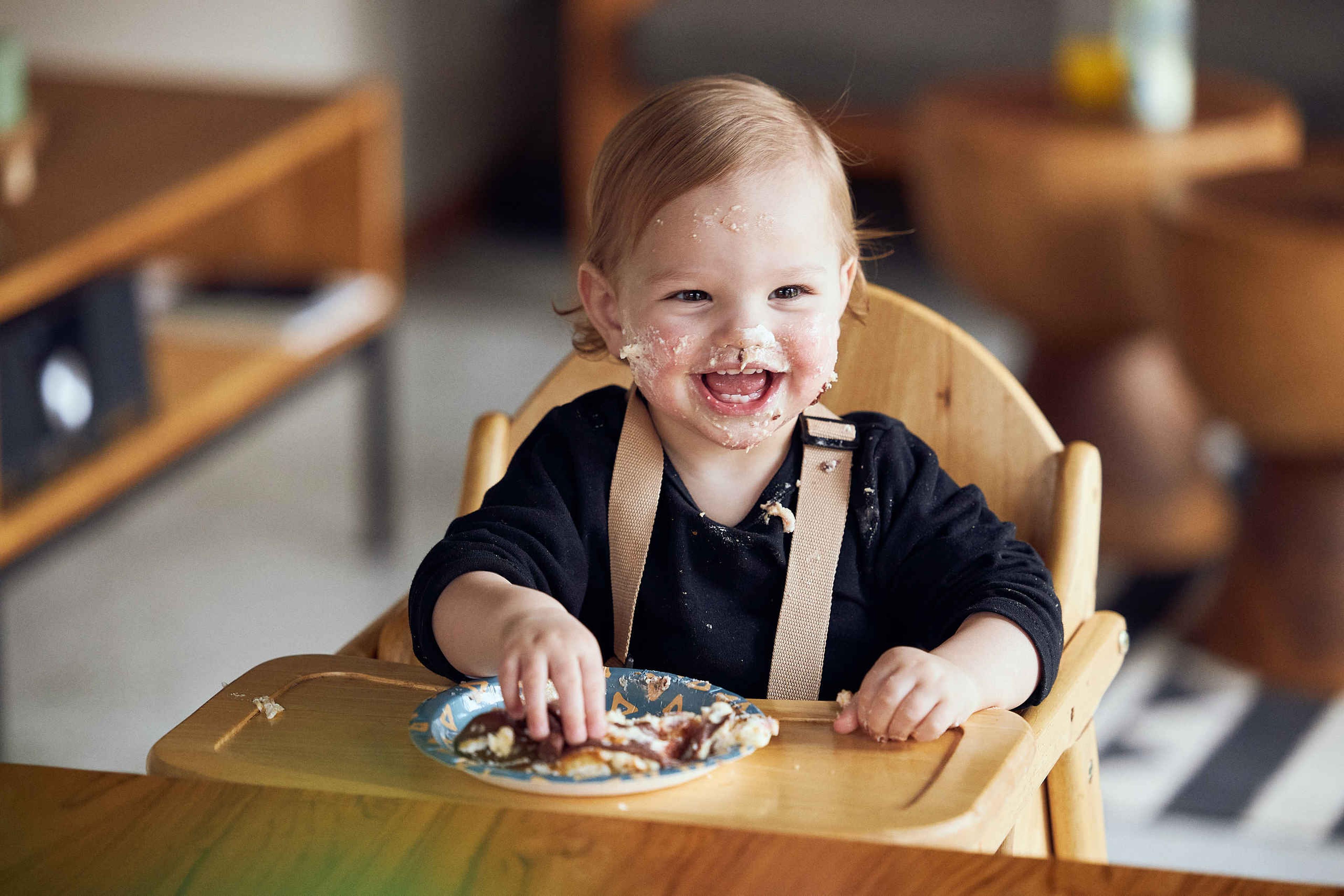 Kind eet taart bij Safari Resort Beekse Bergen