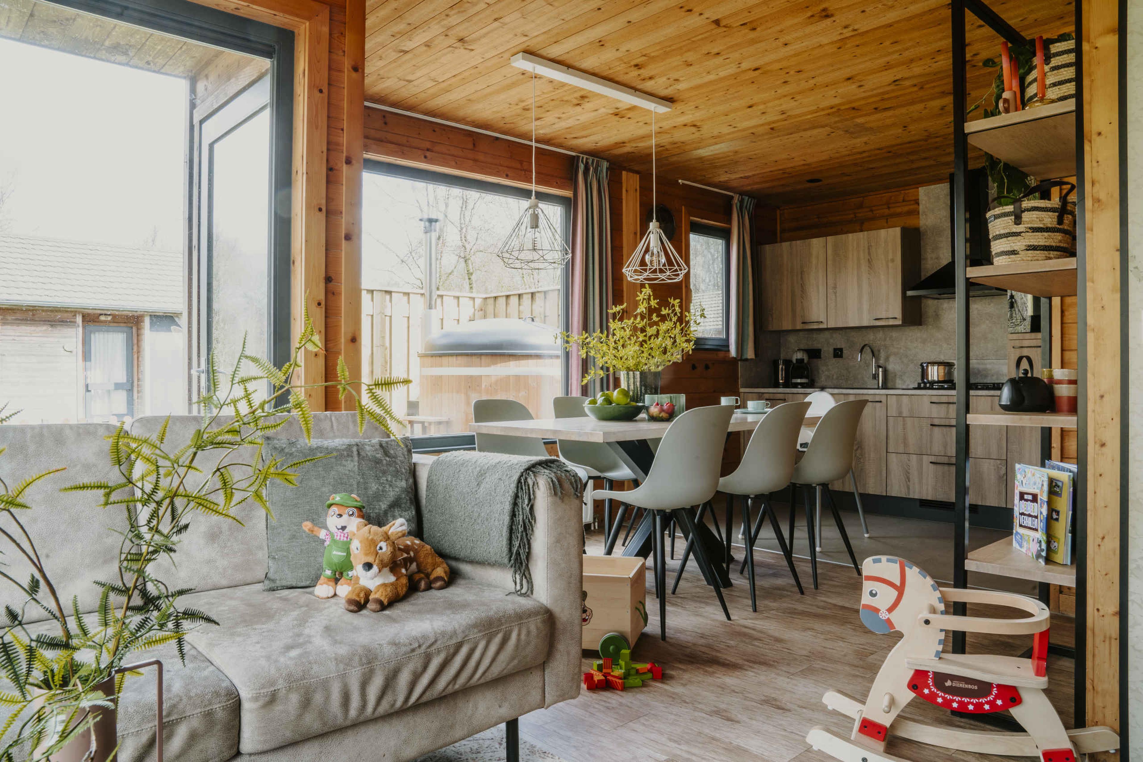 Woonkamer met speelgoed in de Kidsbungalow Damhert hottub & sauna op Vakantiepark Dierenbos