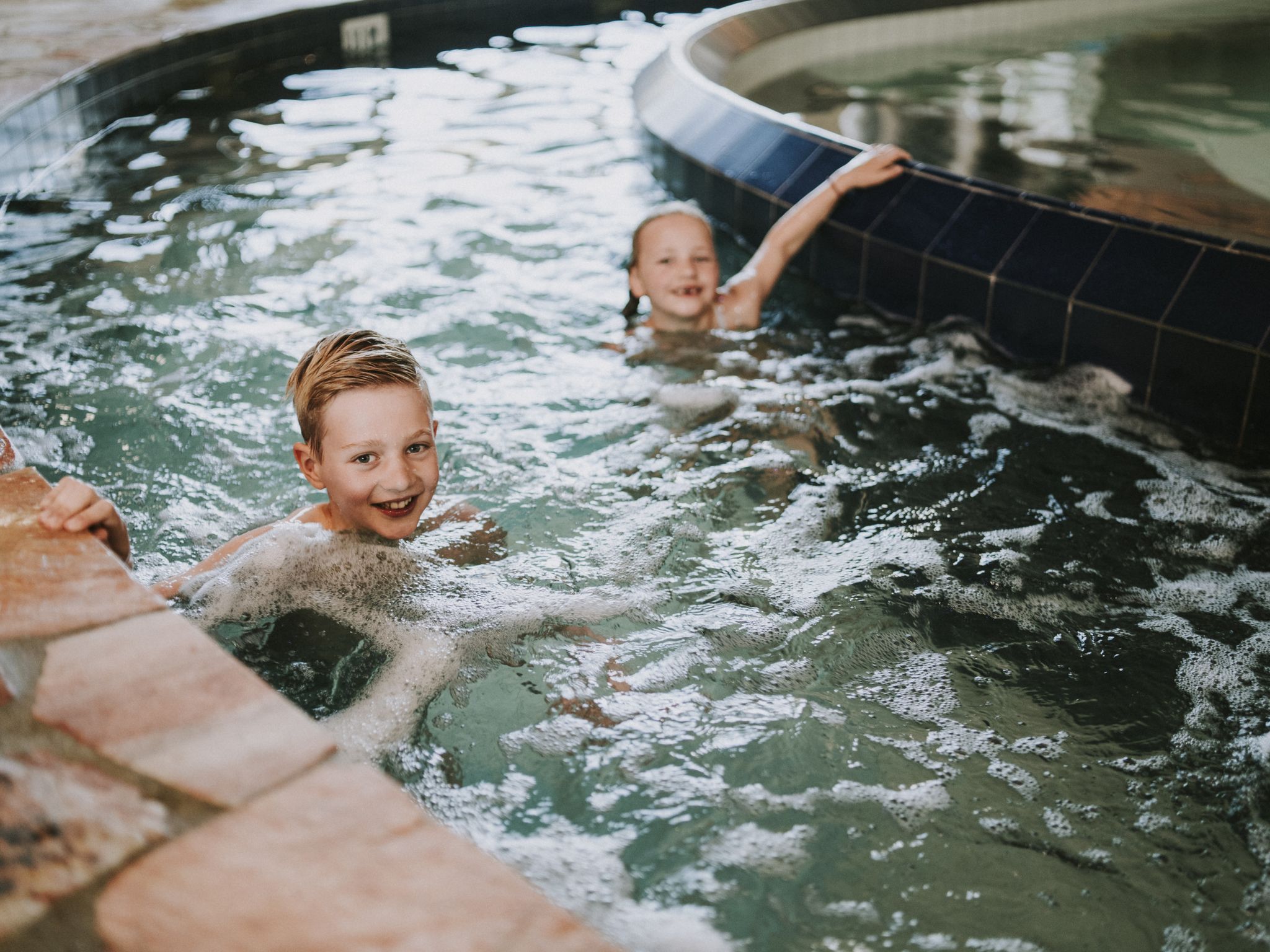 Kinderen in de wildwaterbaan in het zwembad van Vakantiepark Dierenbos