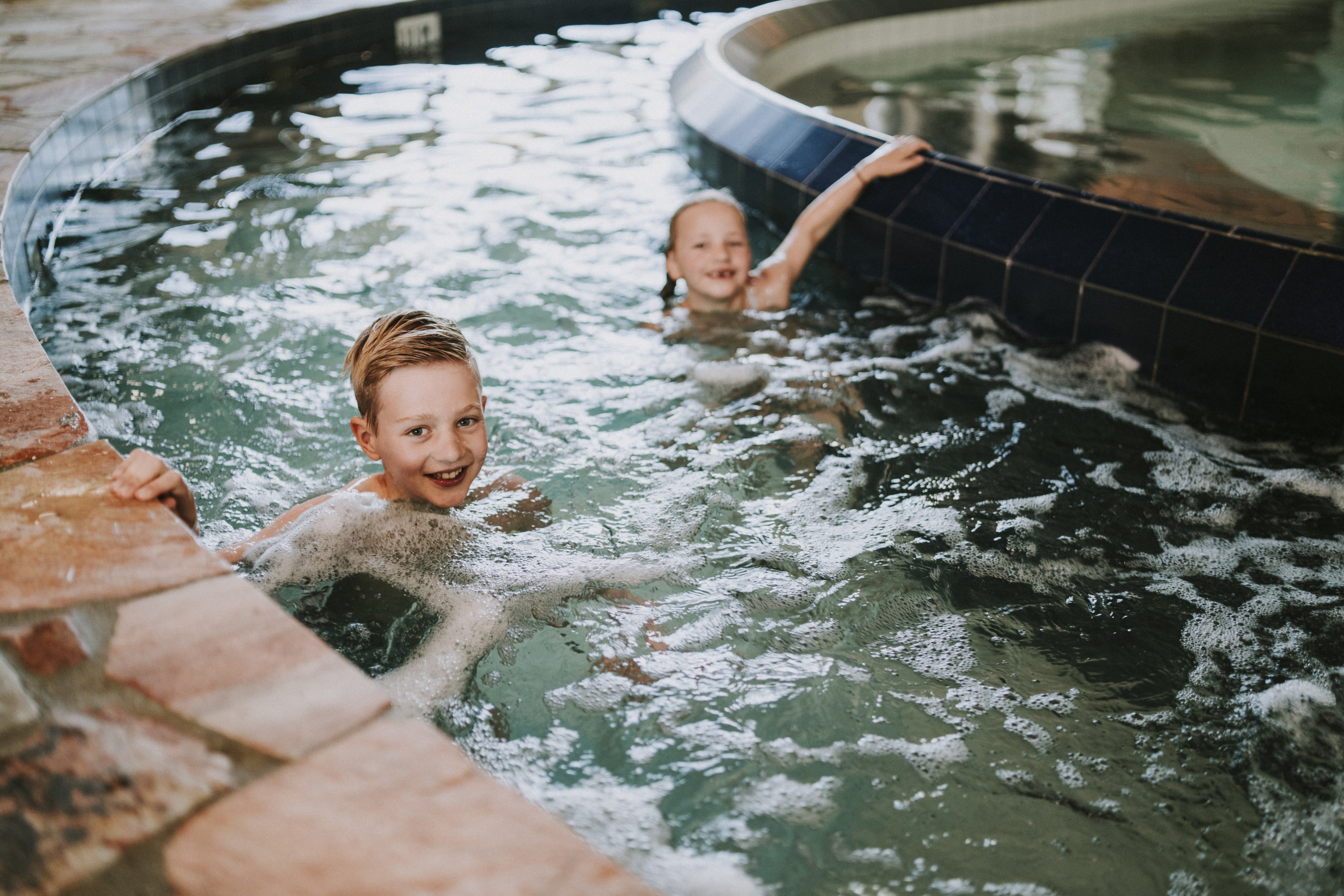 Kinderen in de wildwaterbaan in het zwembad van Vakantiepark Dierenbos