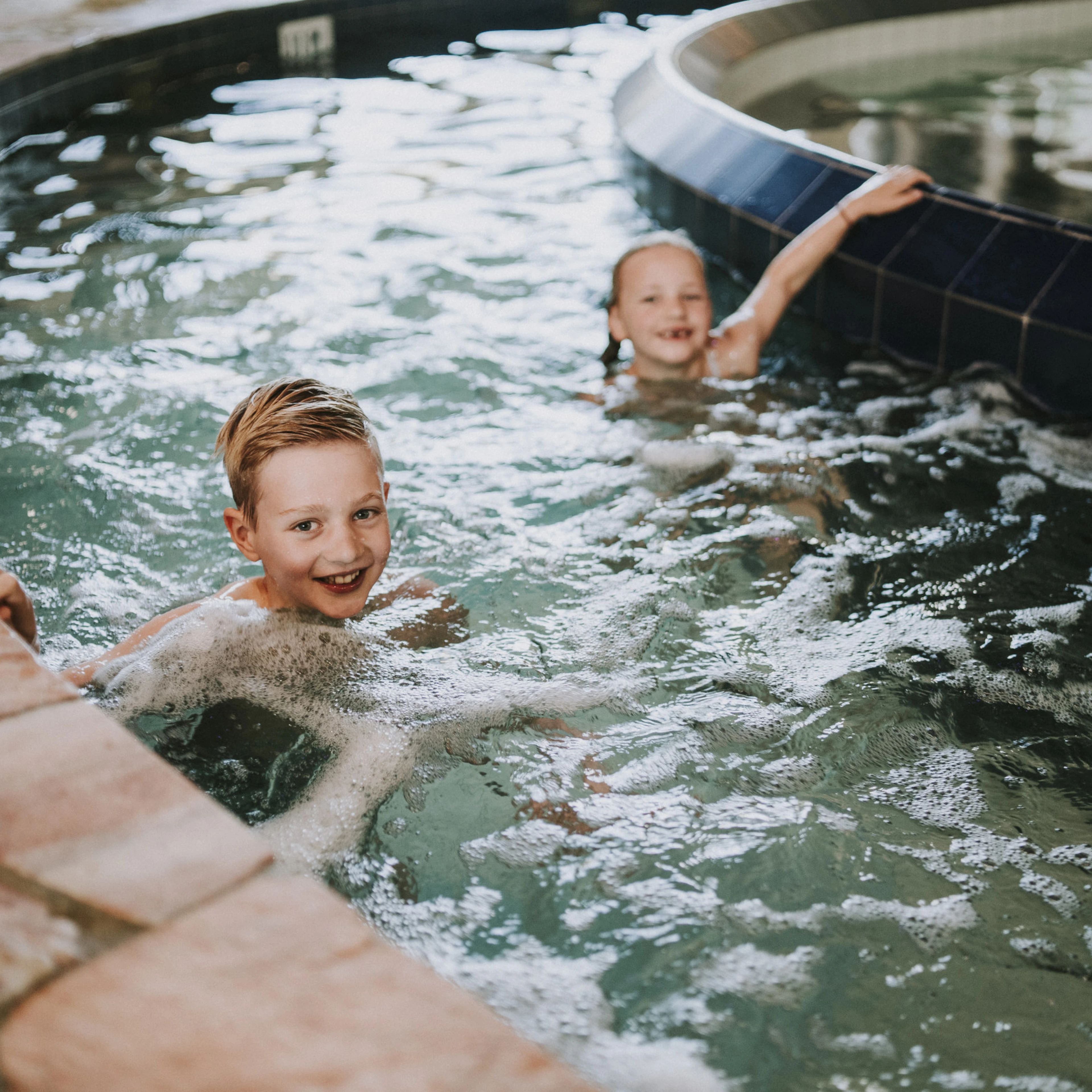 Kinderen in de wildwaterbaan in het zwembad van Vakantiepark Dierenbos