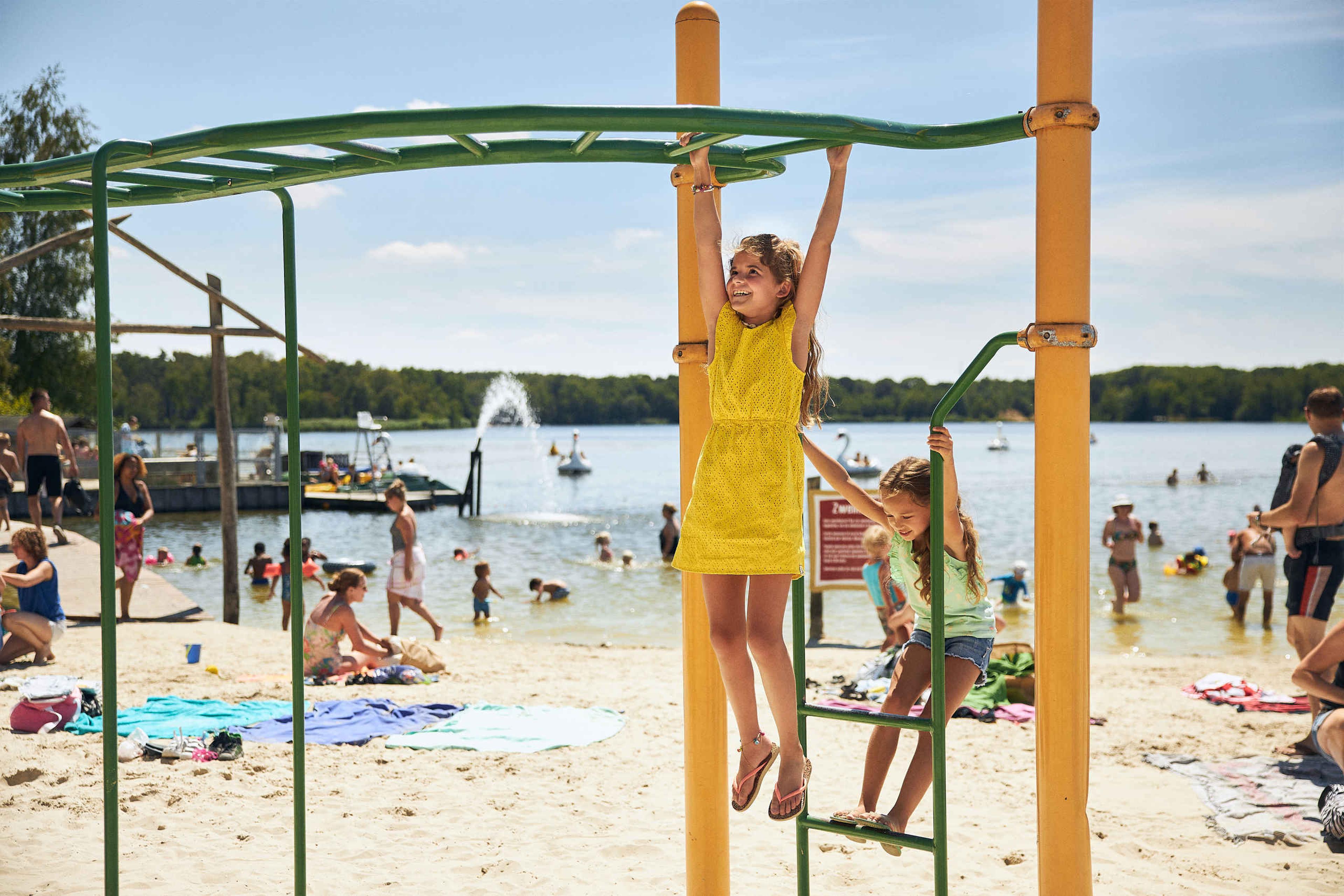 Een meisje klimt op het speelrek bij Speelland Beekse Bergen