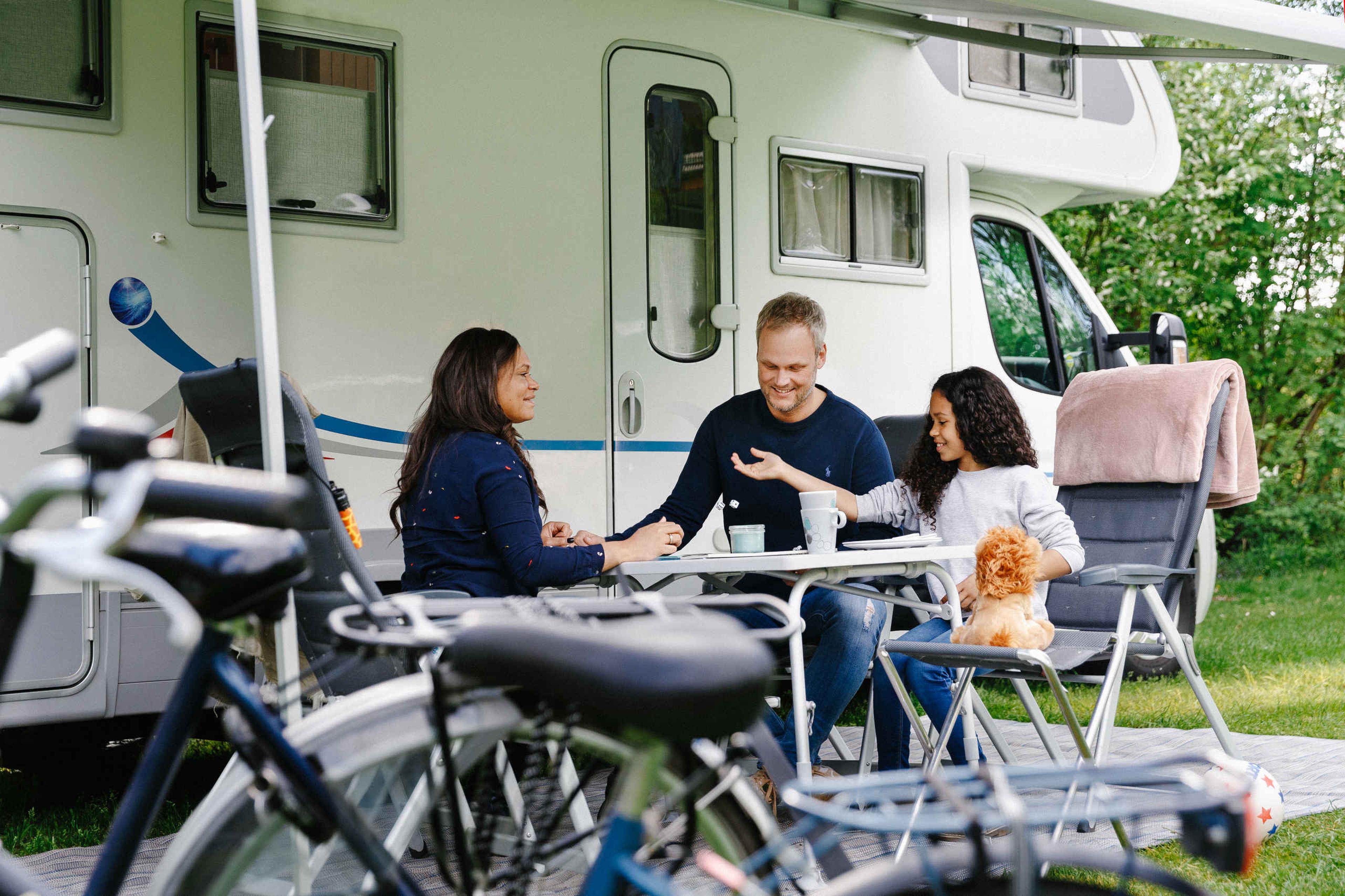 Gezin met de camper op de camping bij Lake Resort Beekse Bergen