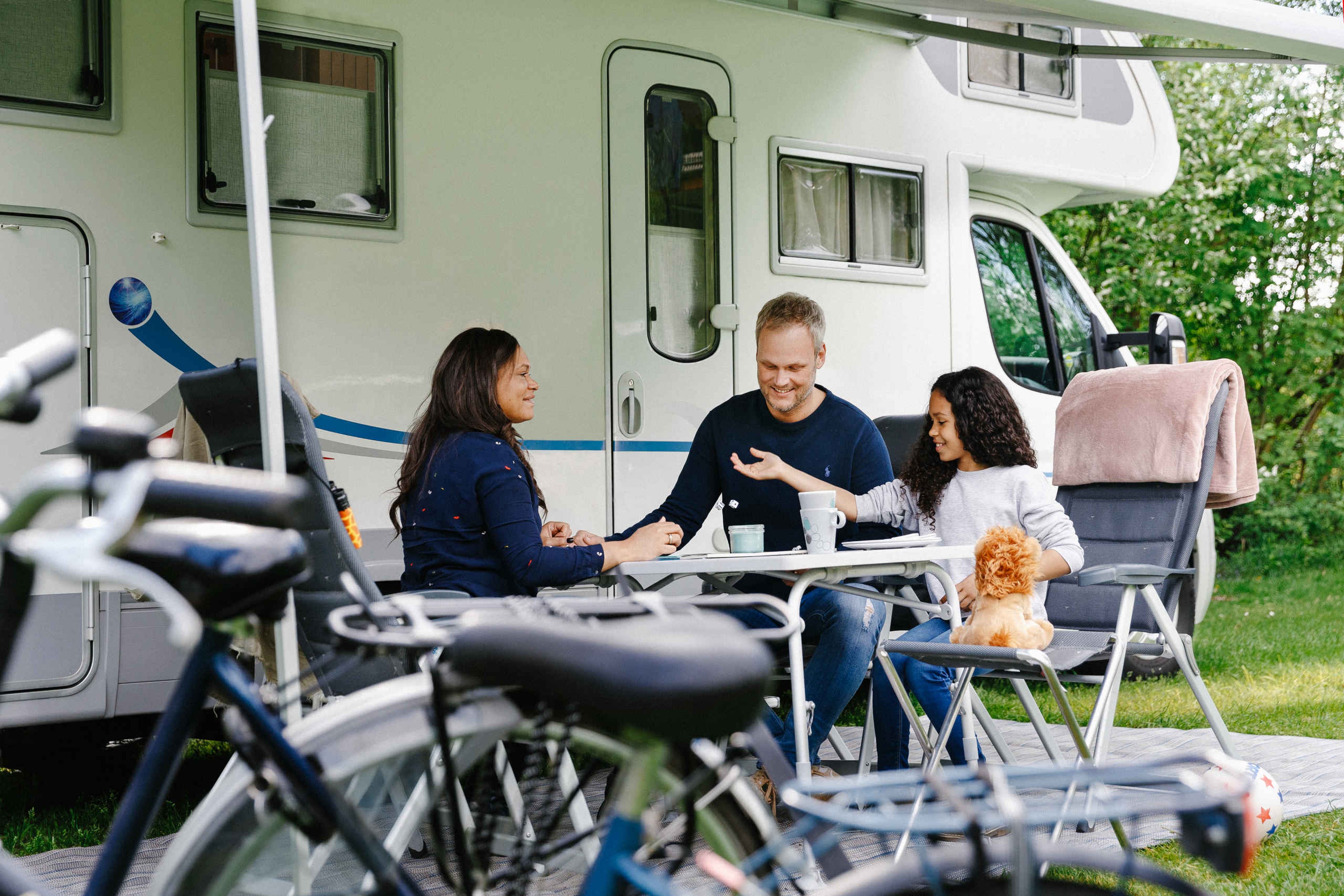 Gezin met de camper op de camping bij Lake Resort Beekse Bergen