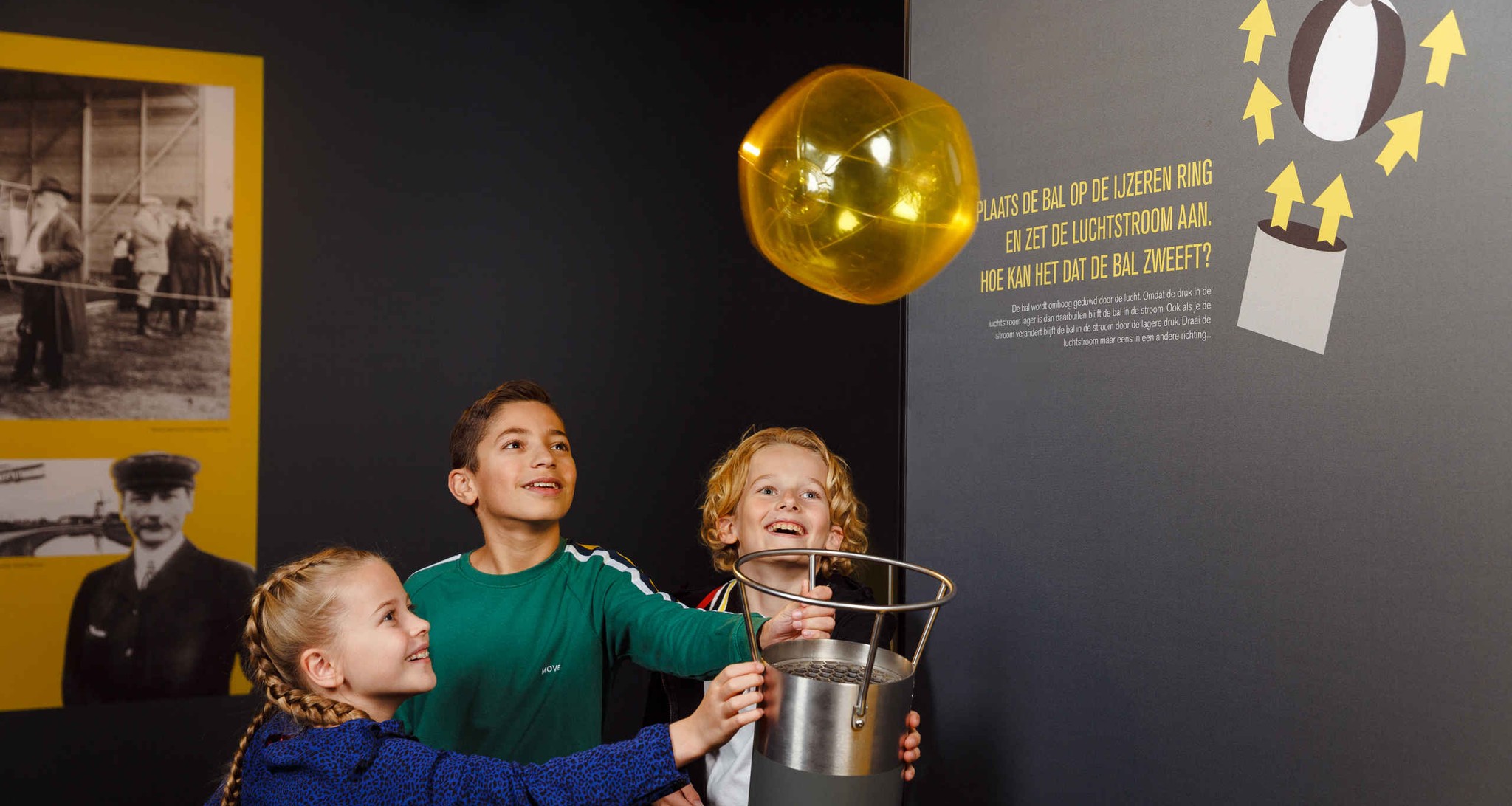 Kinderen spelen met het luchtkanon in de binnenexpositie van Luchtvaartmuseum Aviodrome