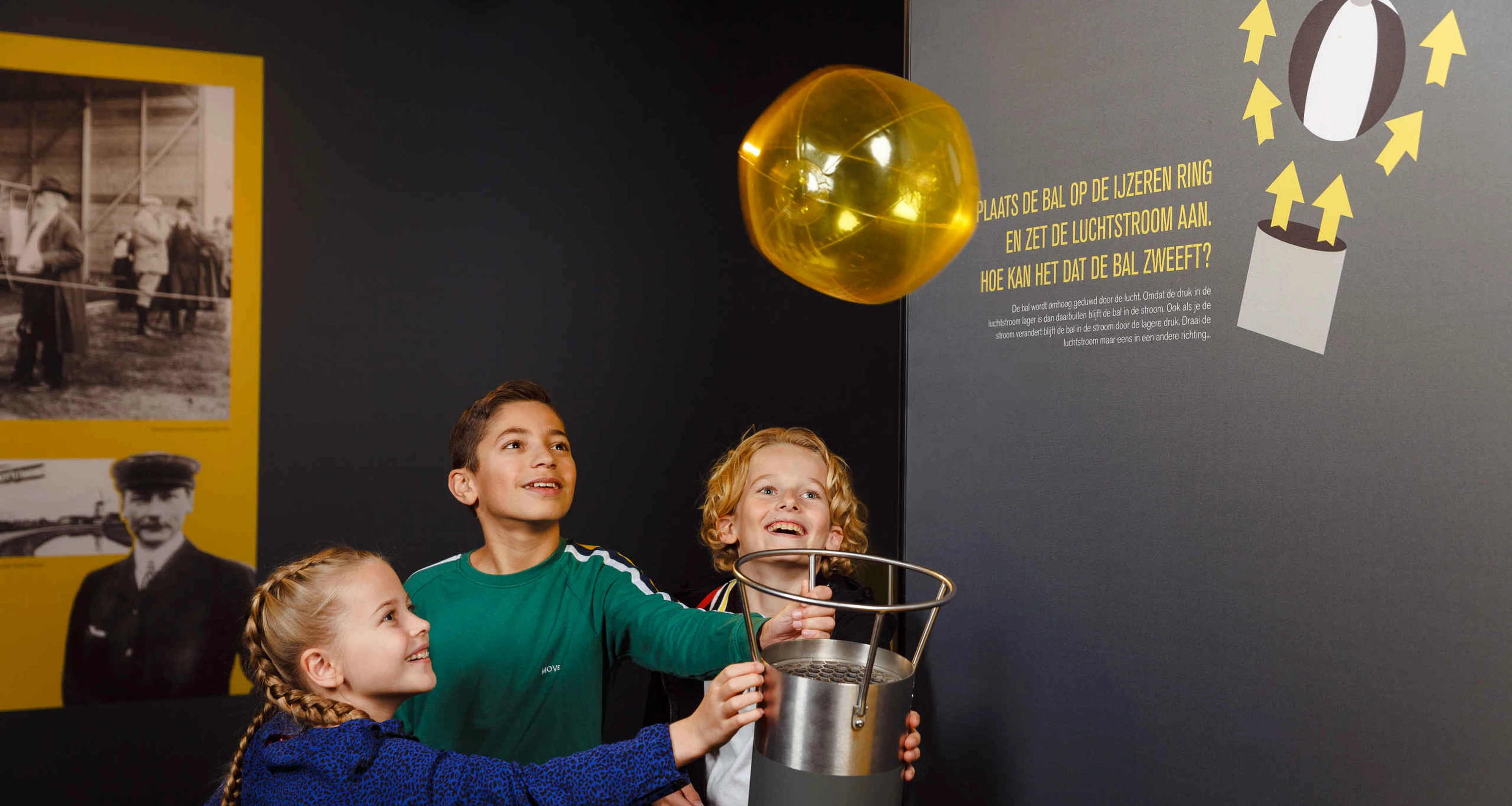 Kinderen spelen met het luchtkanon in de binnenexpositie van Luchtvaartmuseum Aviodrome