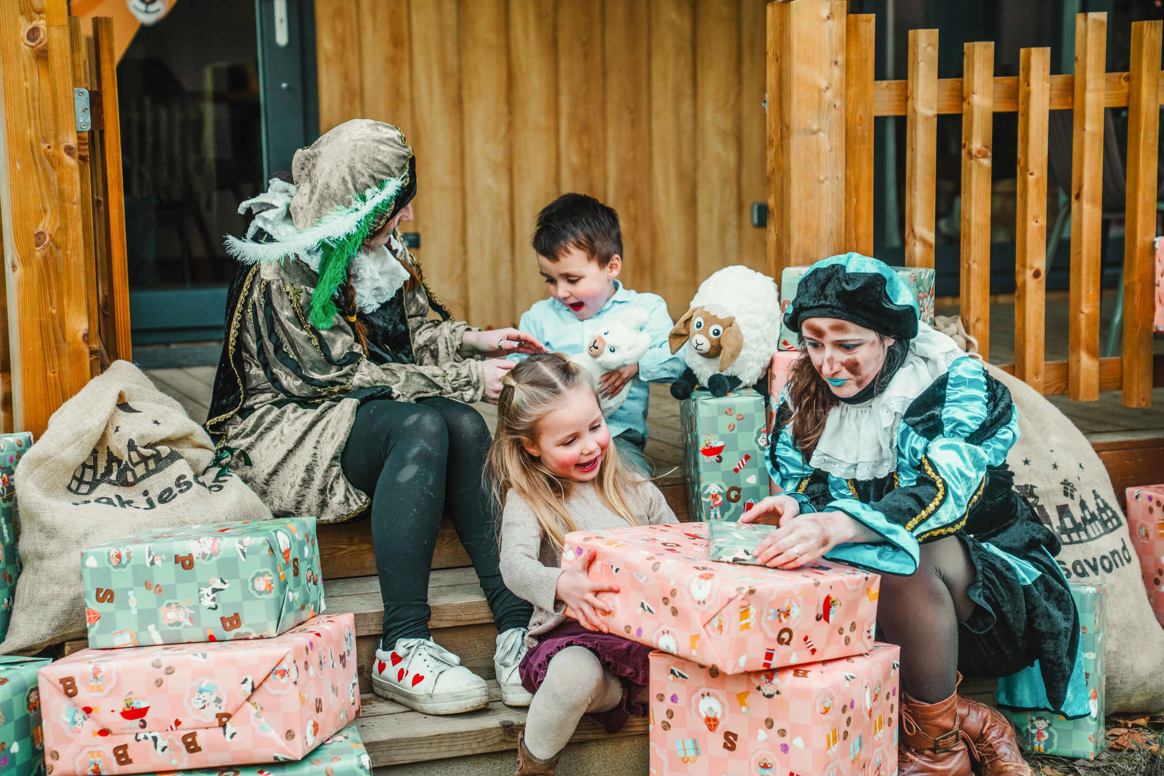 Pieten en kinderen met cadeau's tijdens Sinterklaas in Vakantiepark Dierenbos