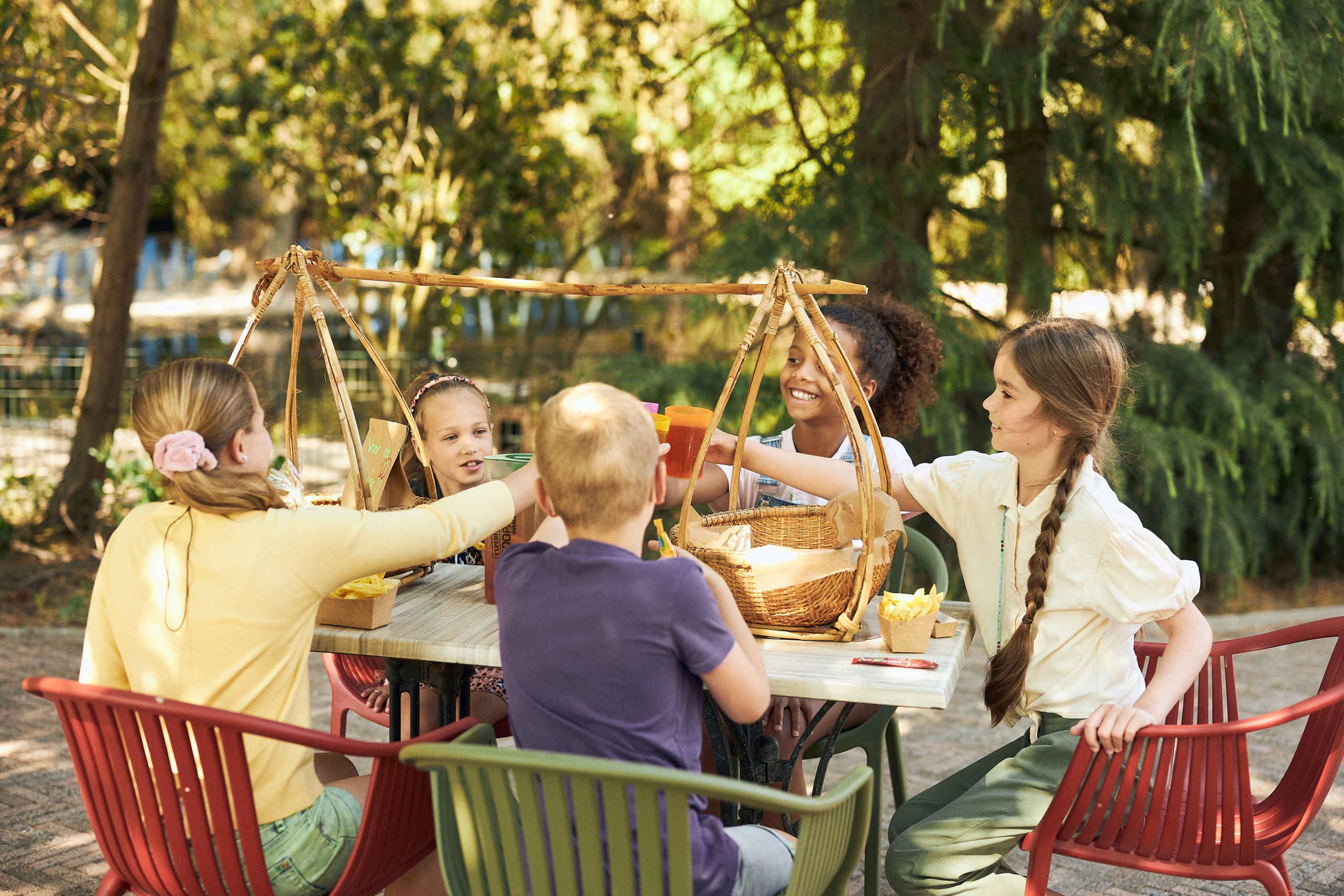 Kinderen eten frietjes tijdens een kinderfeestje in ZooParc Overloon