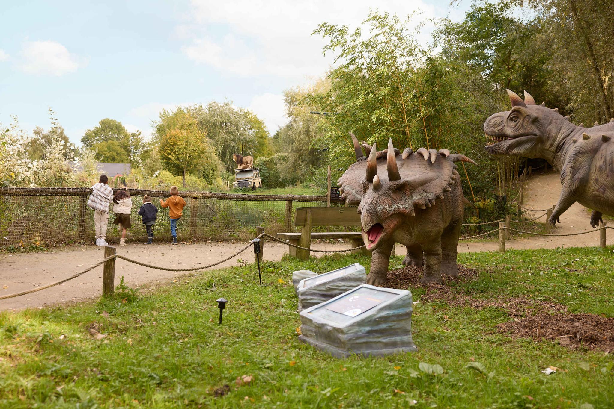 Dinoweken kinderen staan bij dino's en leeuwen in ZooParc Overloon