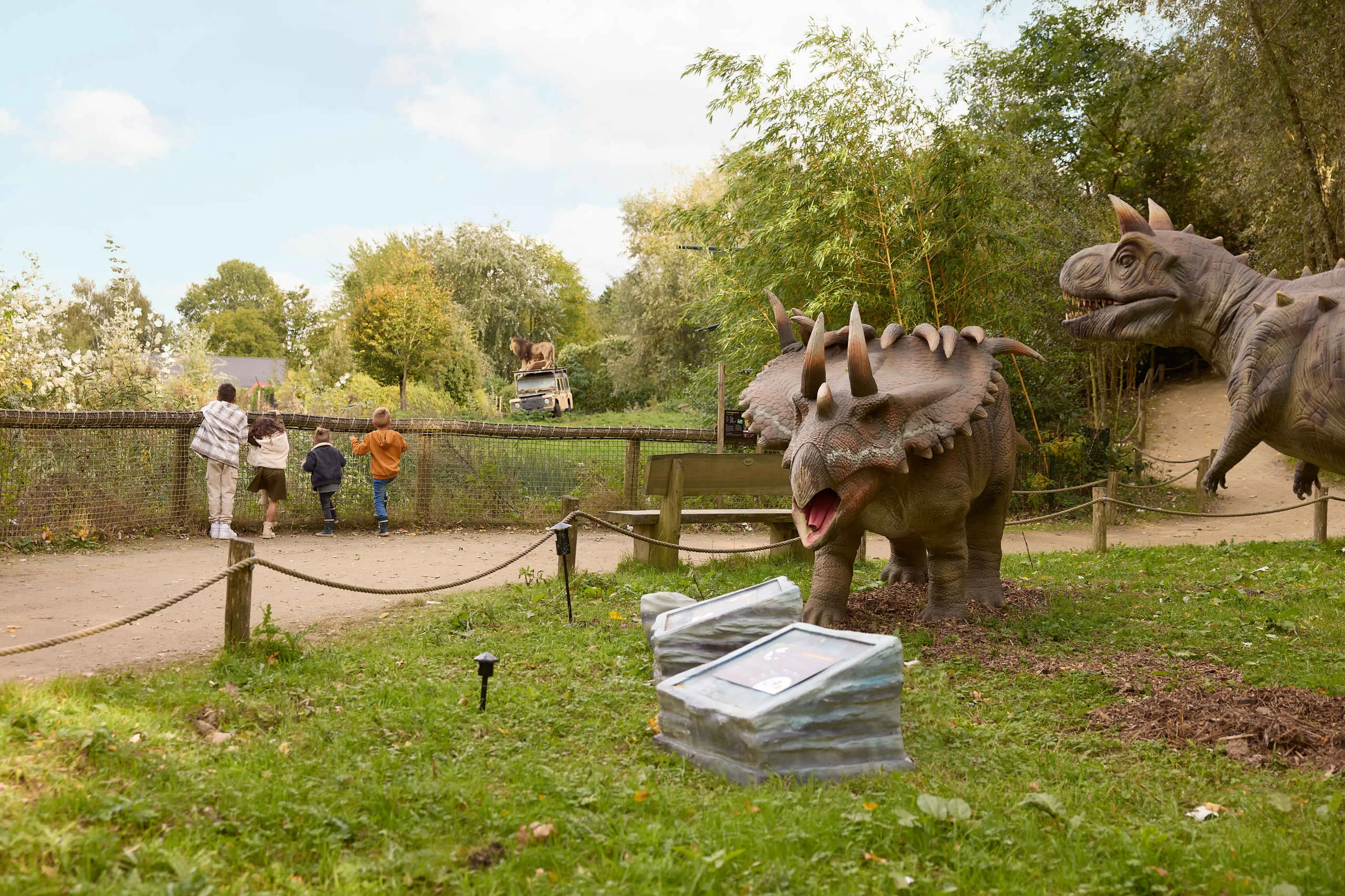 Dinoweken kinderen staan bij dino's en leeuwen in ZooParc Overloon