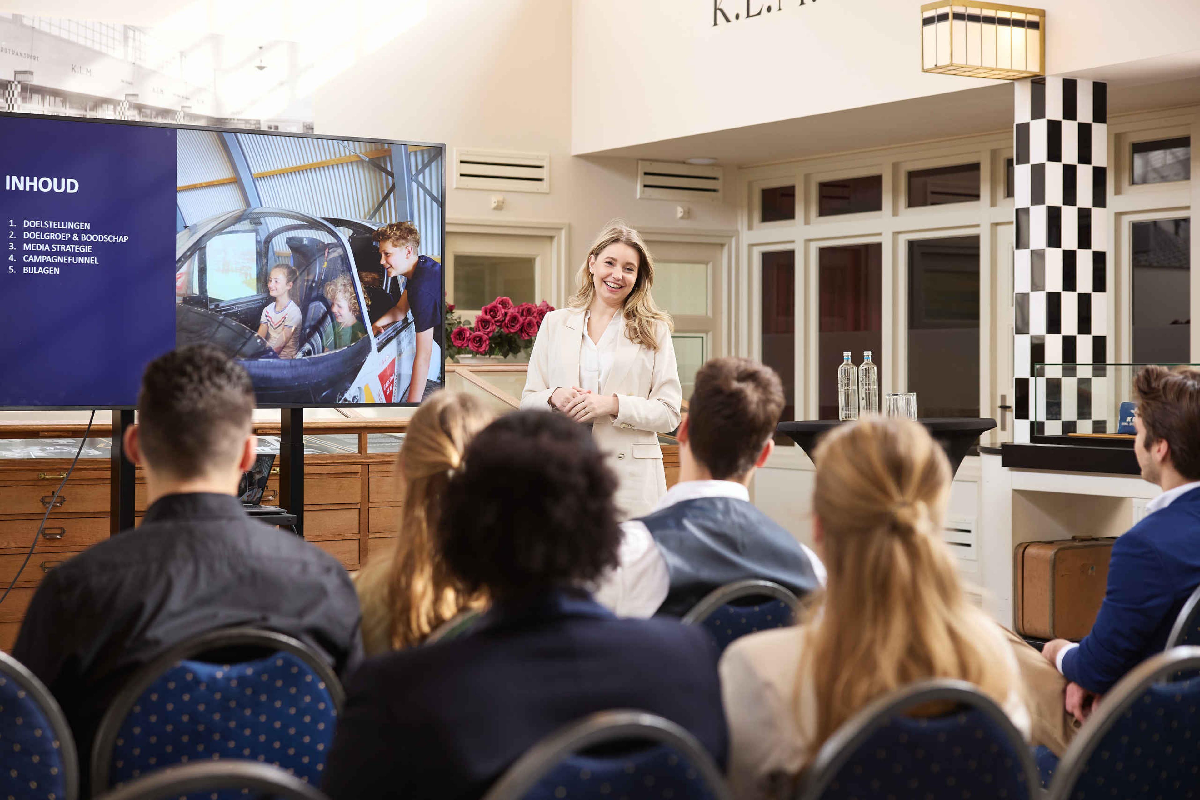 Presentatie volwassenen zakelijk zaal Schipholgebouw 1928 Luchtvaartmuseum Aviodrome
