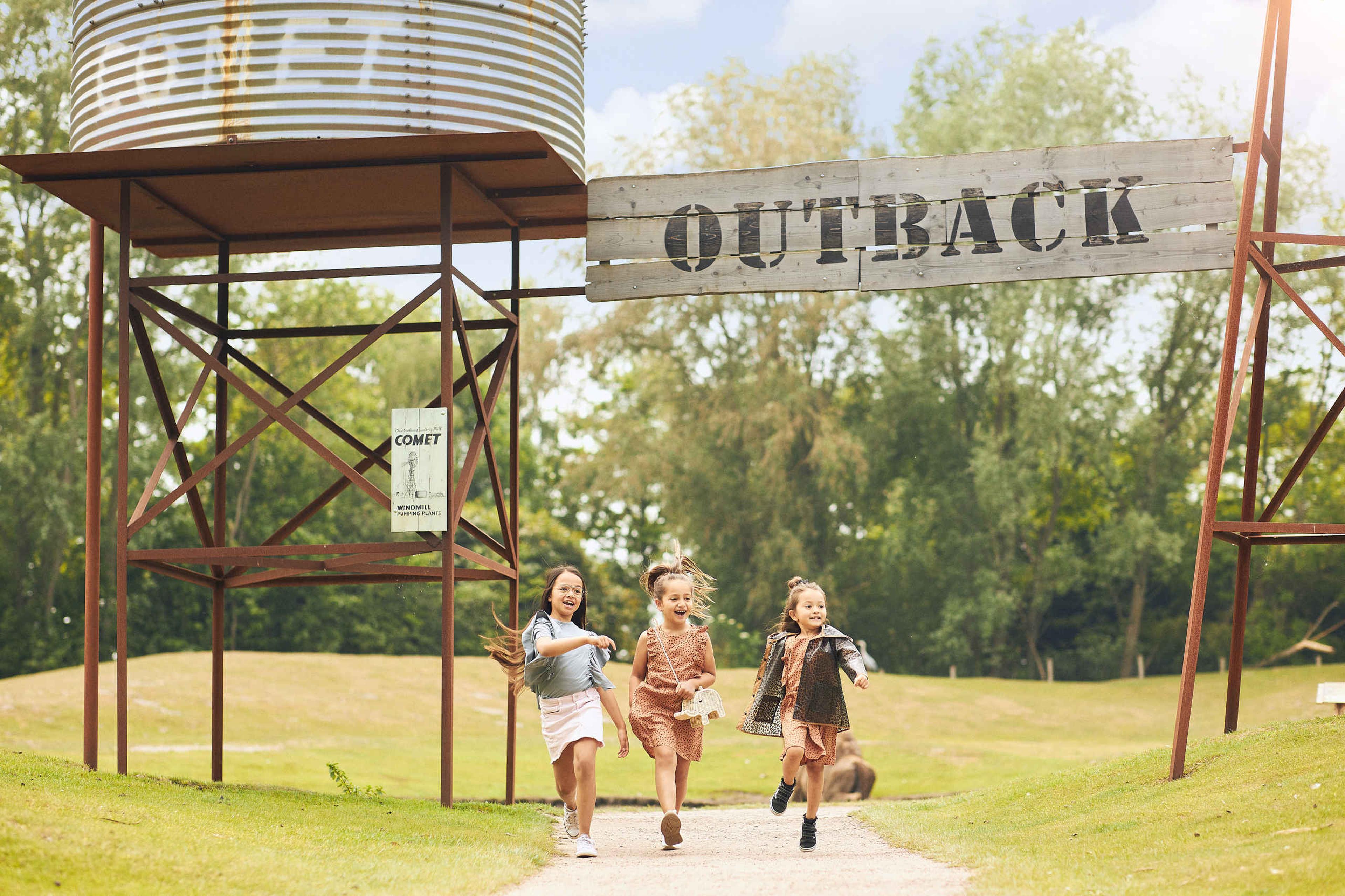 Kinderen tijdens een kinderfeestje of schoolreisje in expeditiegebied Outback in ZooParc Overloon