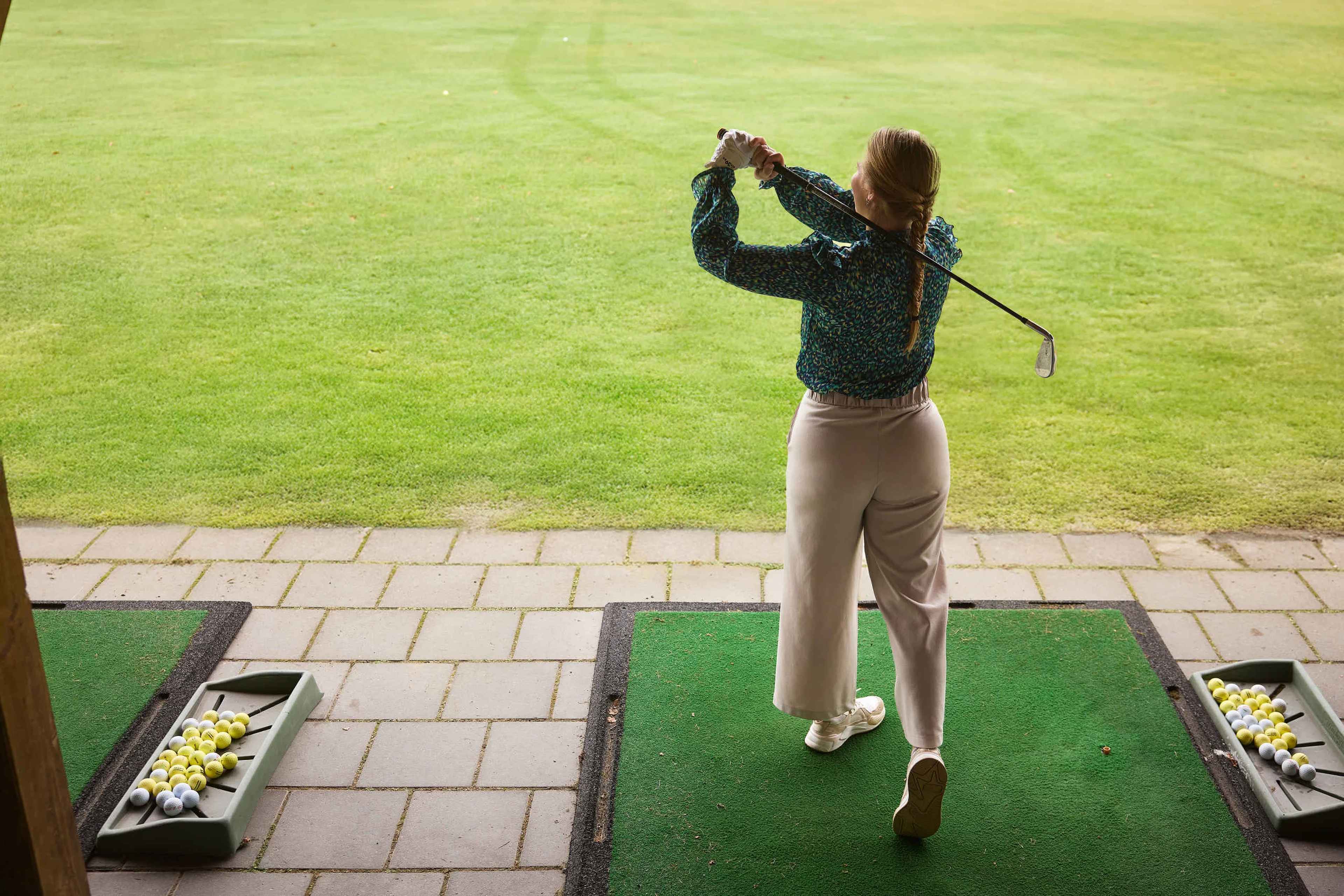 Driving range oefenen vrouw Golf De Gulbergen