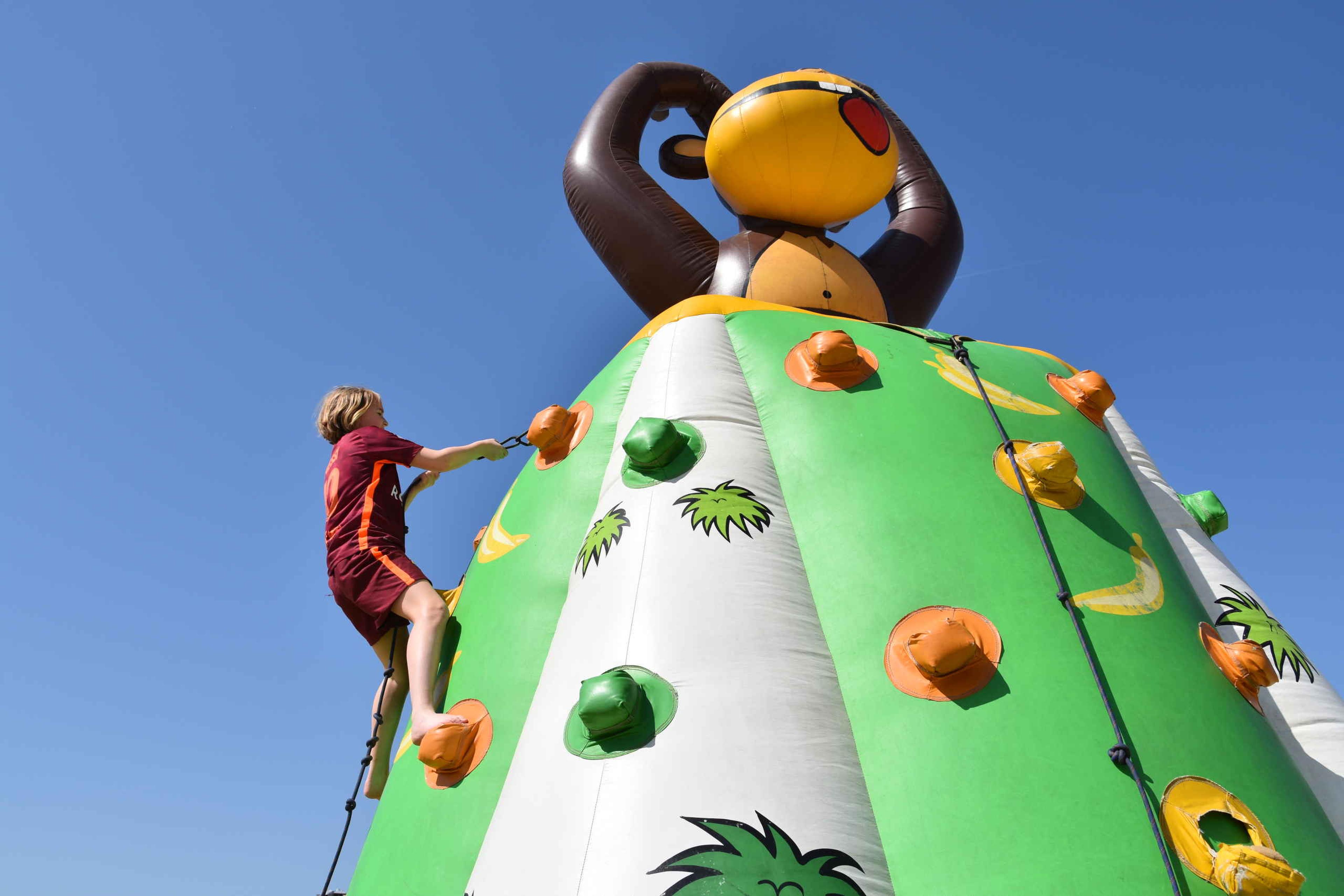 Springkussenfestival een jongen klimt omhoog in Speelland Beekse Bergen