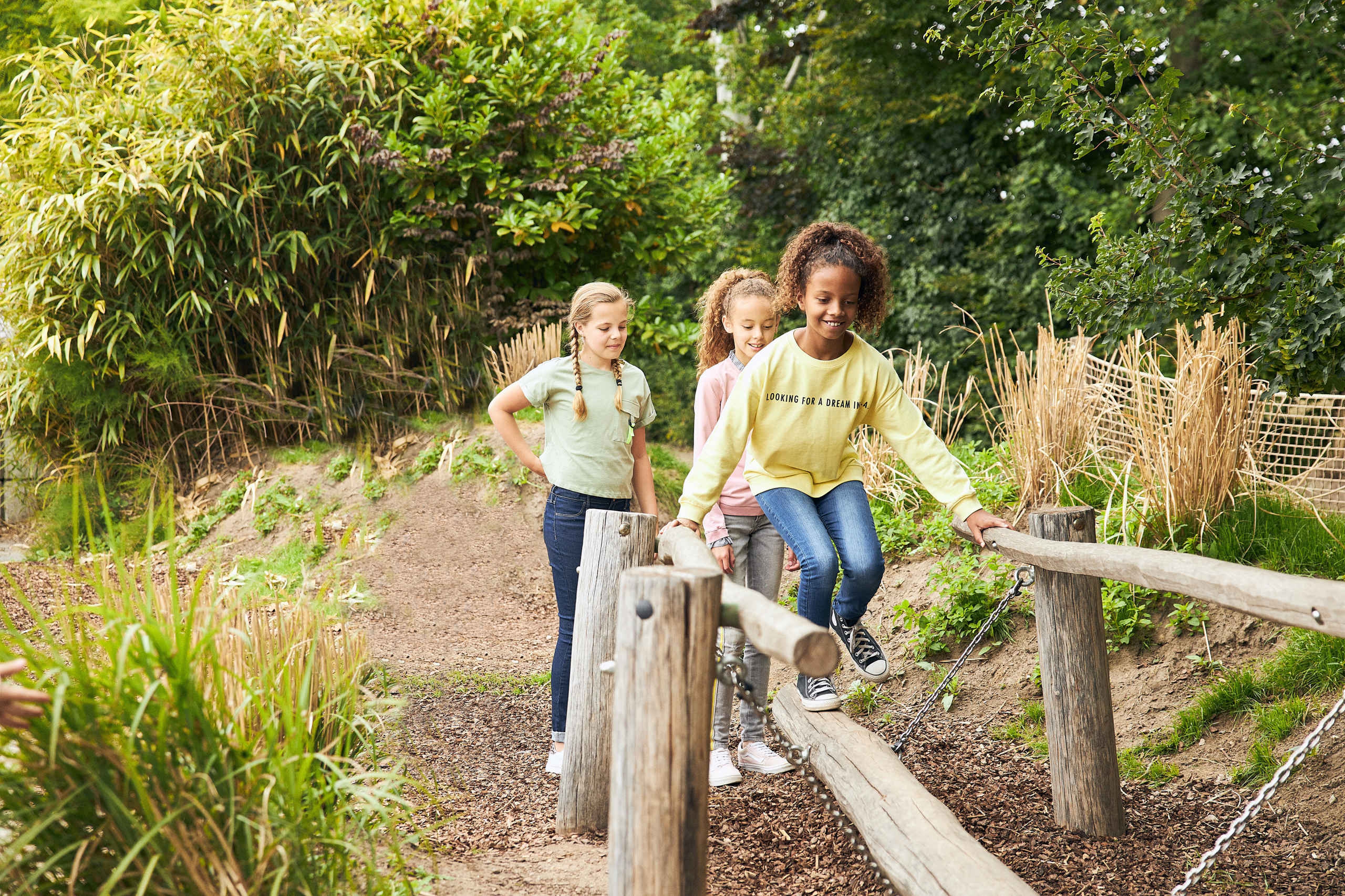 3 kinderen rennen over een avonturenpaadje bij Eindhoven Zoo.