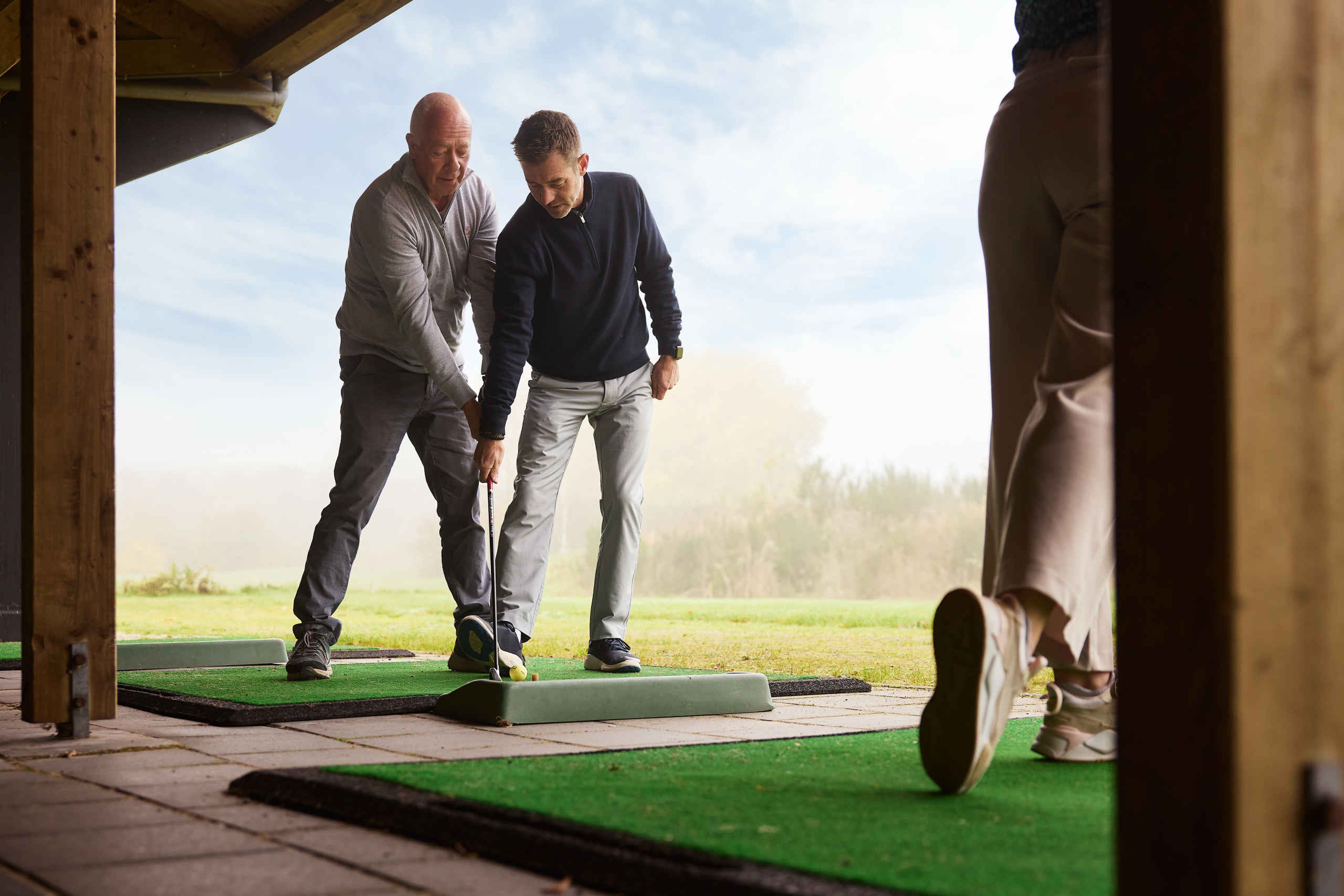 Instructeur met man op de driving range van Golf De Gulbergen