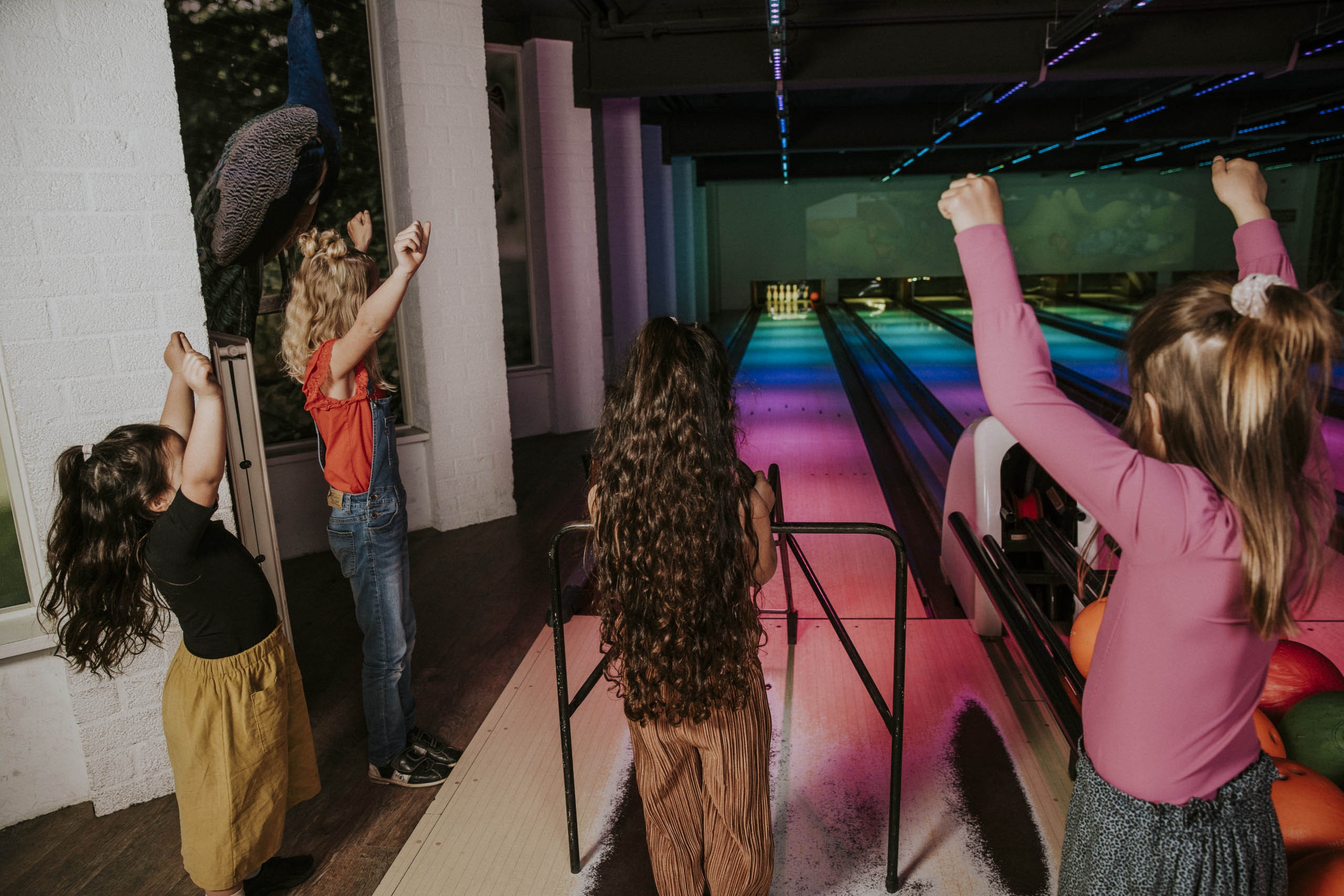 Kinderen juichen op de bowlingbaan bij Vakantiepark Dierenbos
