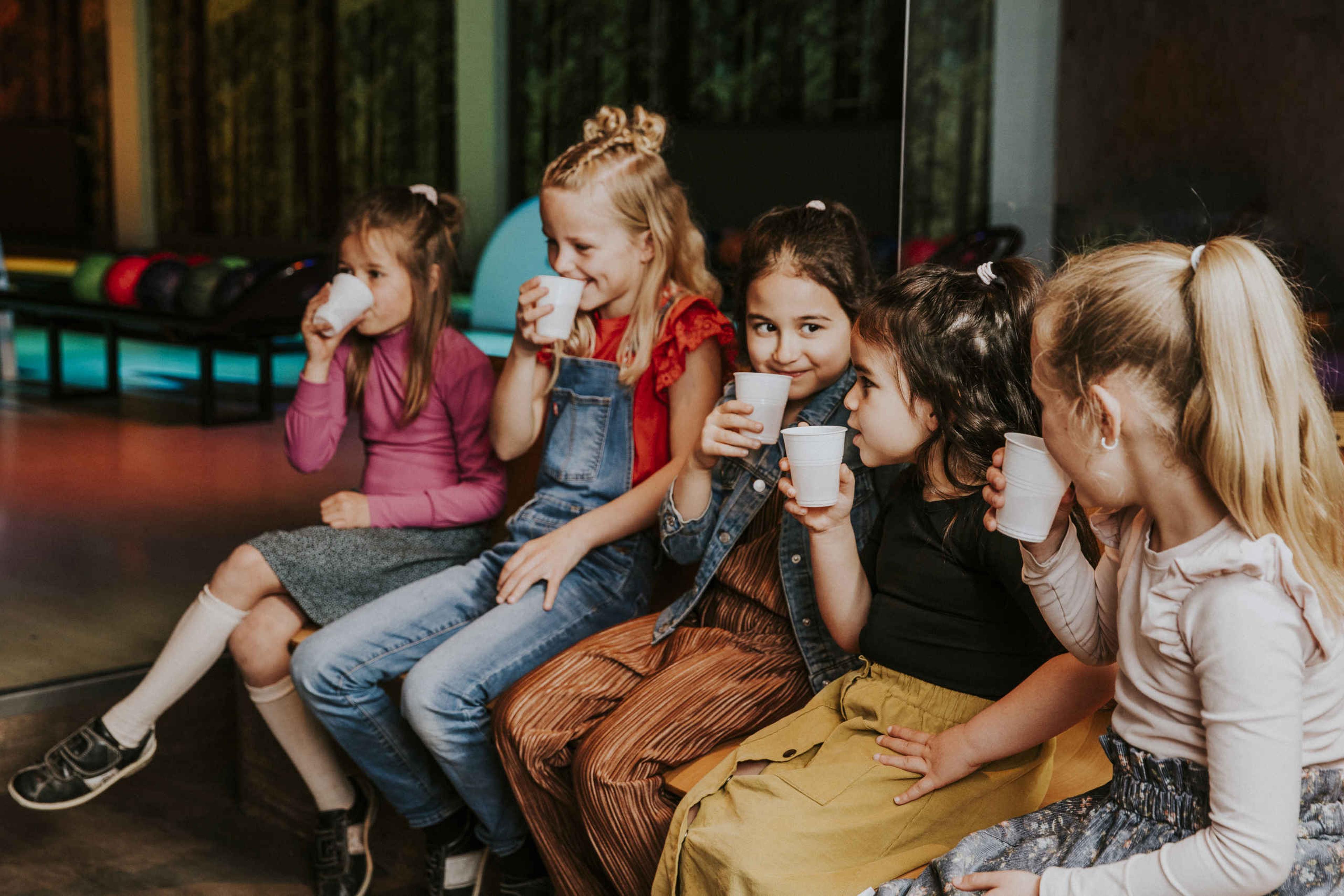 Kinderen aan het bowlen tijdens een kinderfeestje bij Vakantiepark Dierenbos