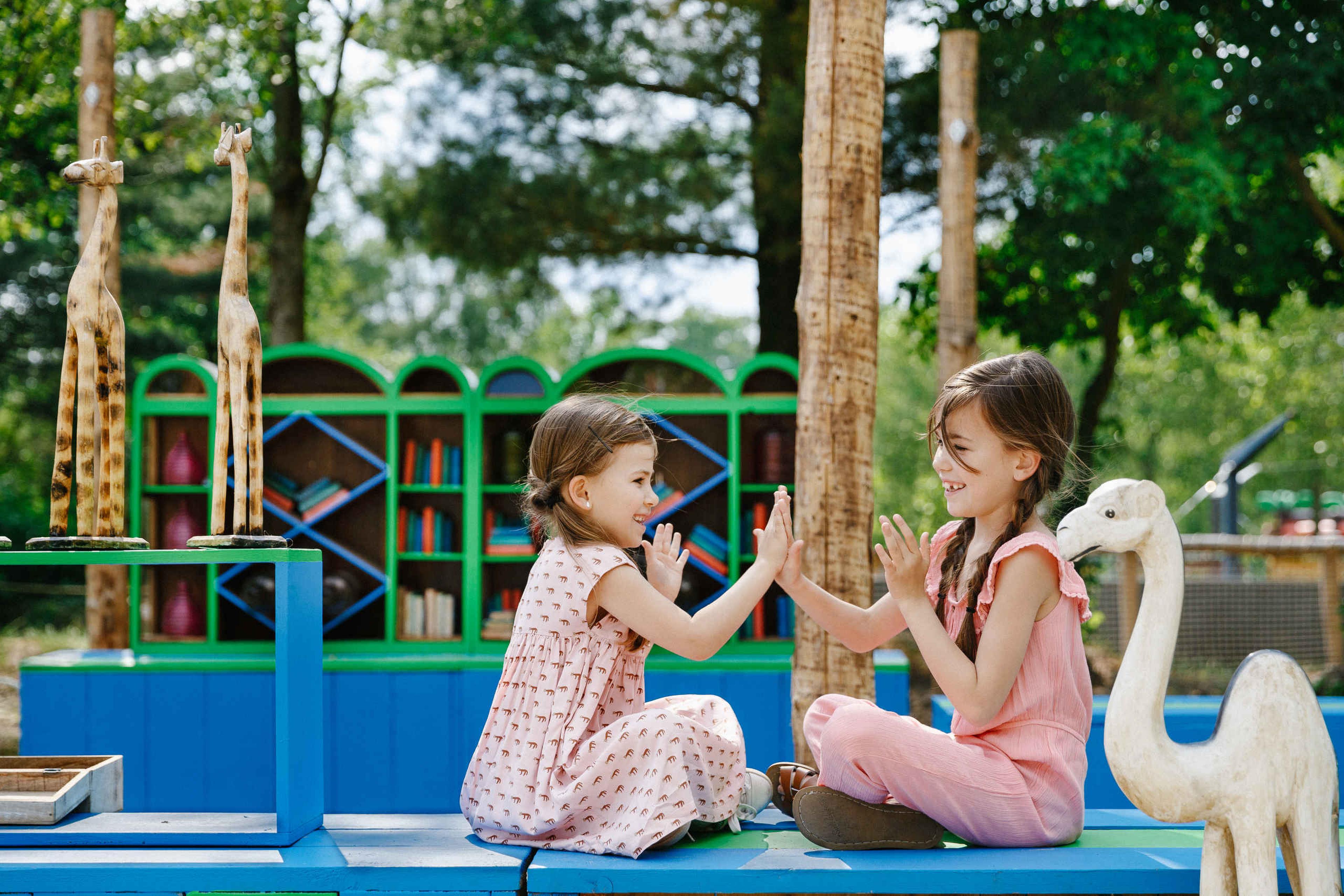 Meisjes spelen buiten in Speelland Outdoor bij Beekse Bergen