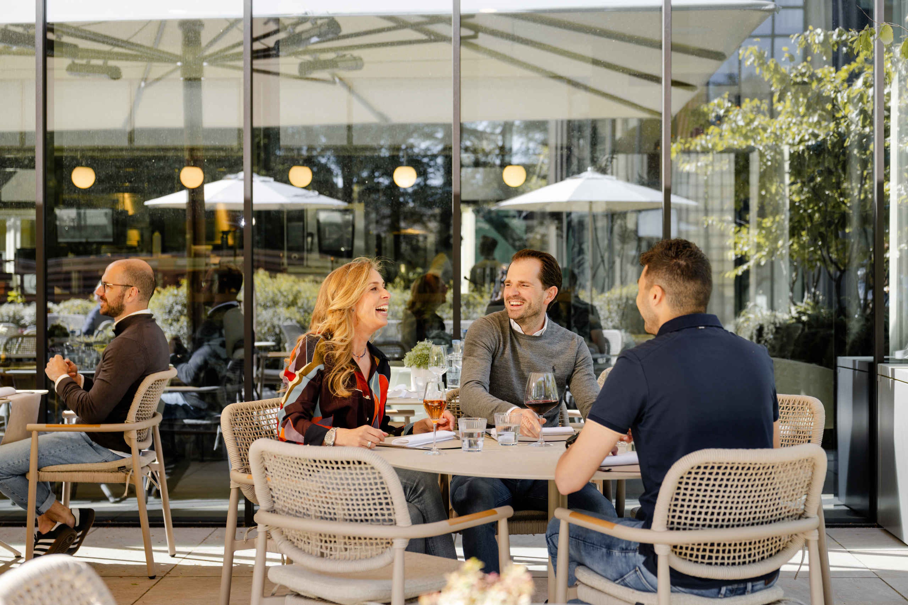 Terras wijn gasten Orangerie Steenenburg Kasteel Steenenburg