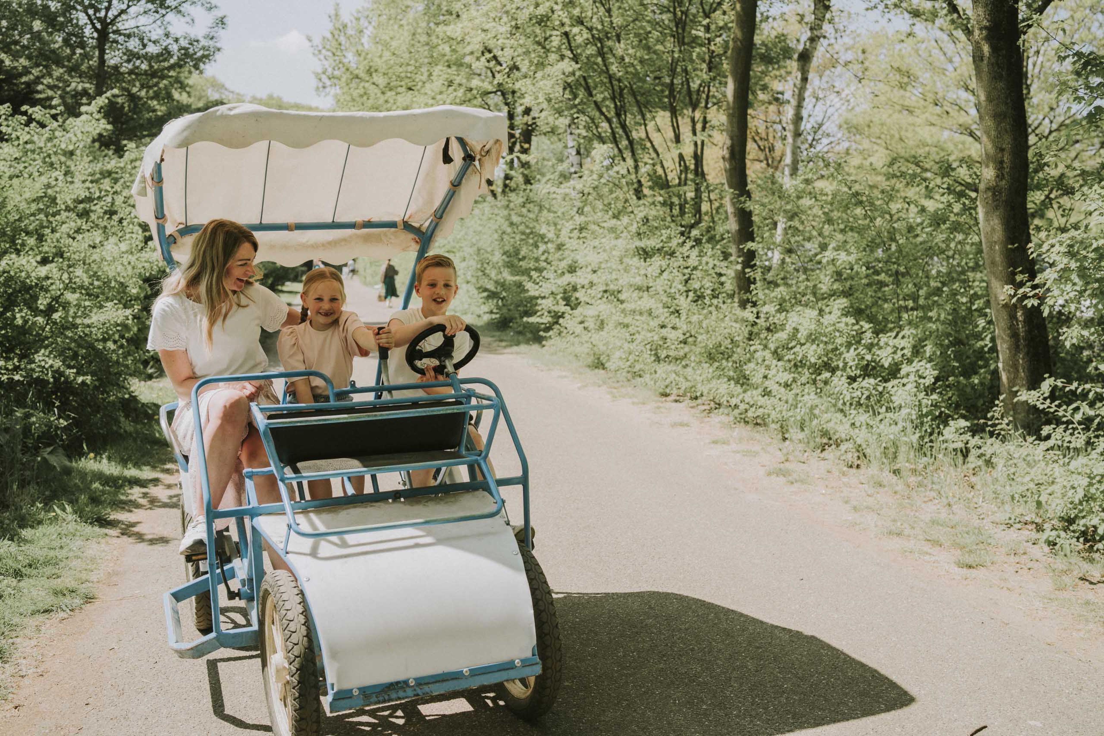 Moeder en kinderen op familiefiets bij Vakantiepark Dierenbos