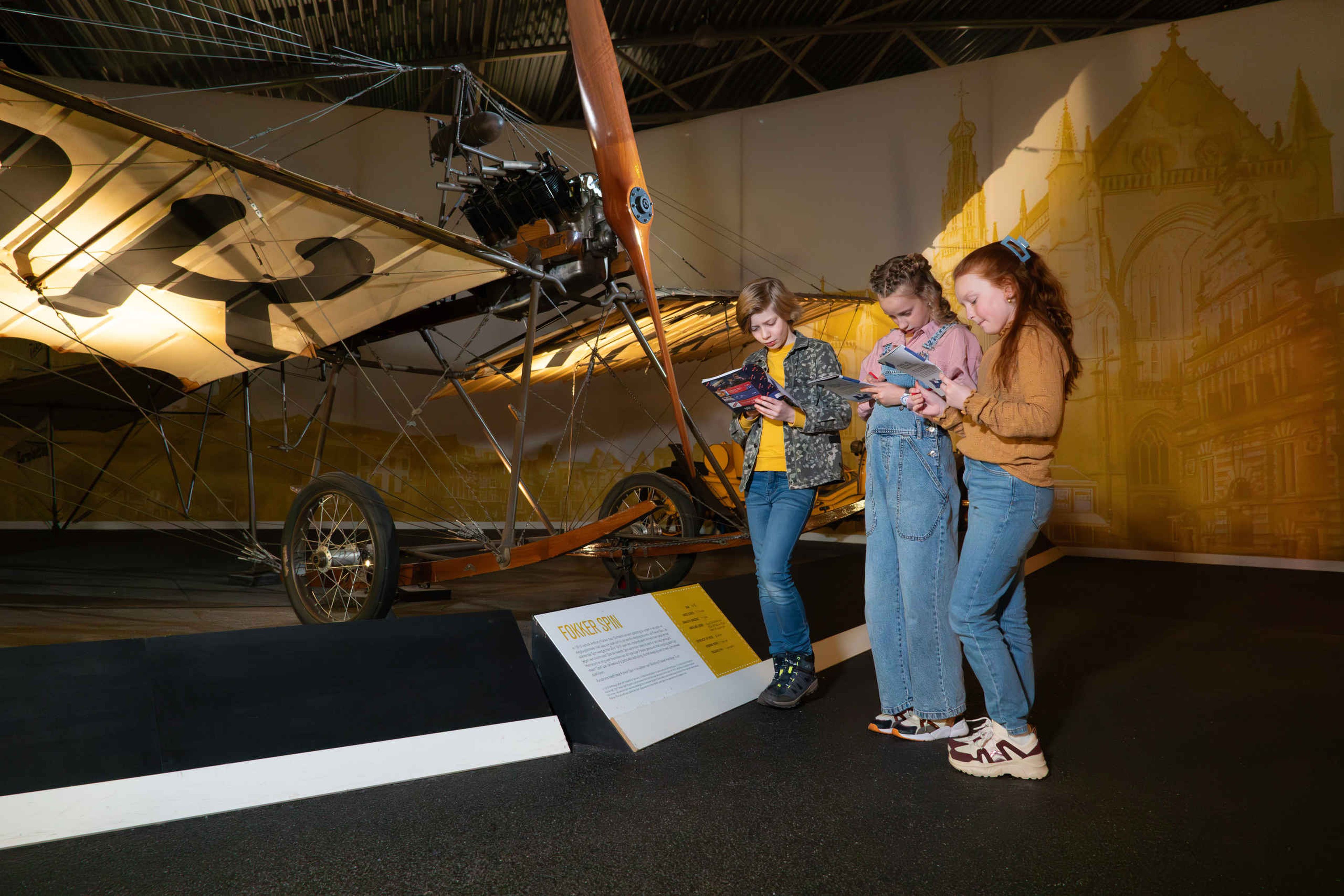 Kinderen doen speurtocht tijdens kinderfeestje in Luchtvaartmuseum Aviodrome