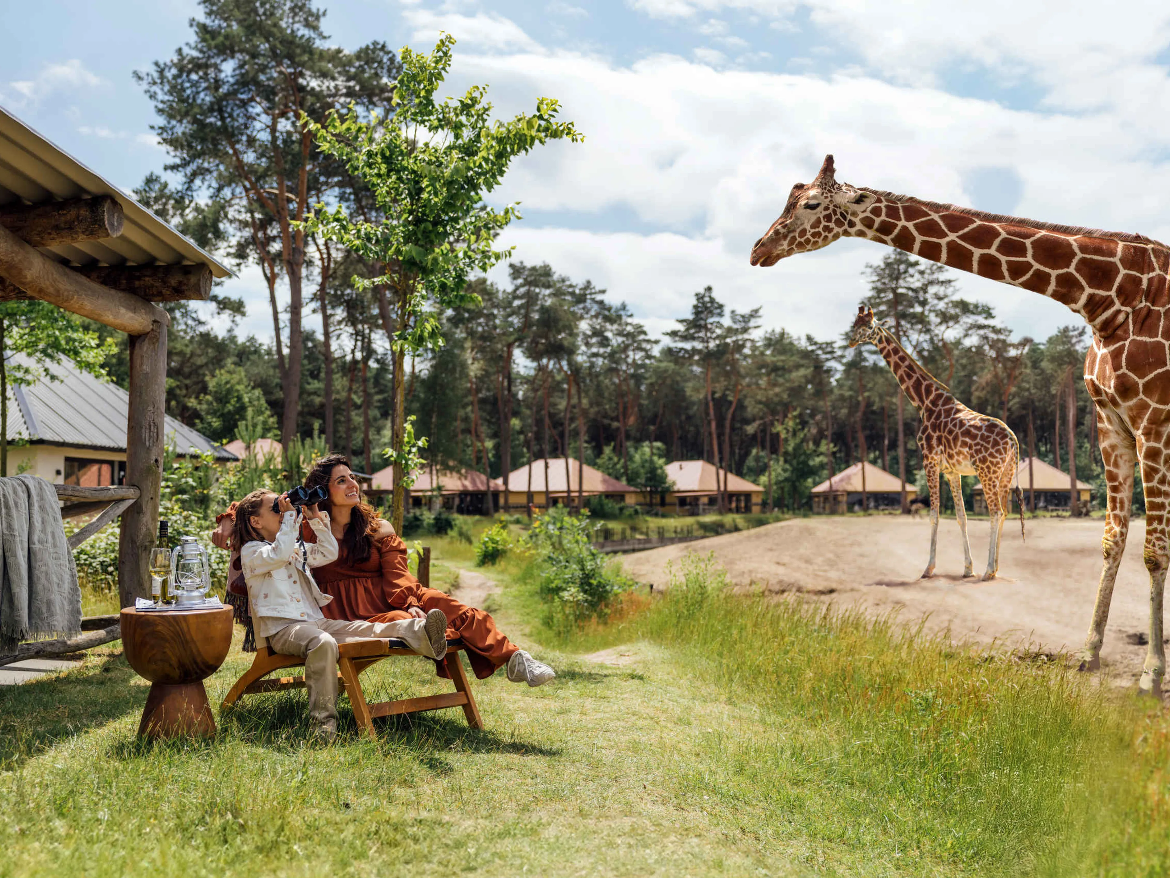 Gezin in de zomer in een Savanne Lodge bij de giraffen op Safari Resort Beekse Bergen