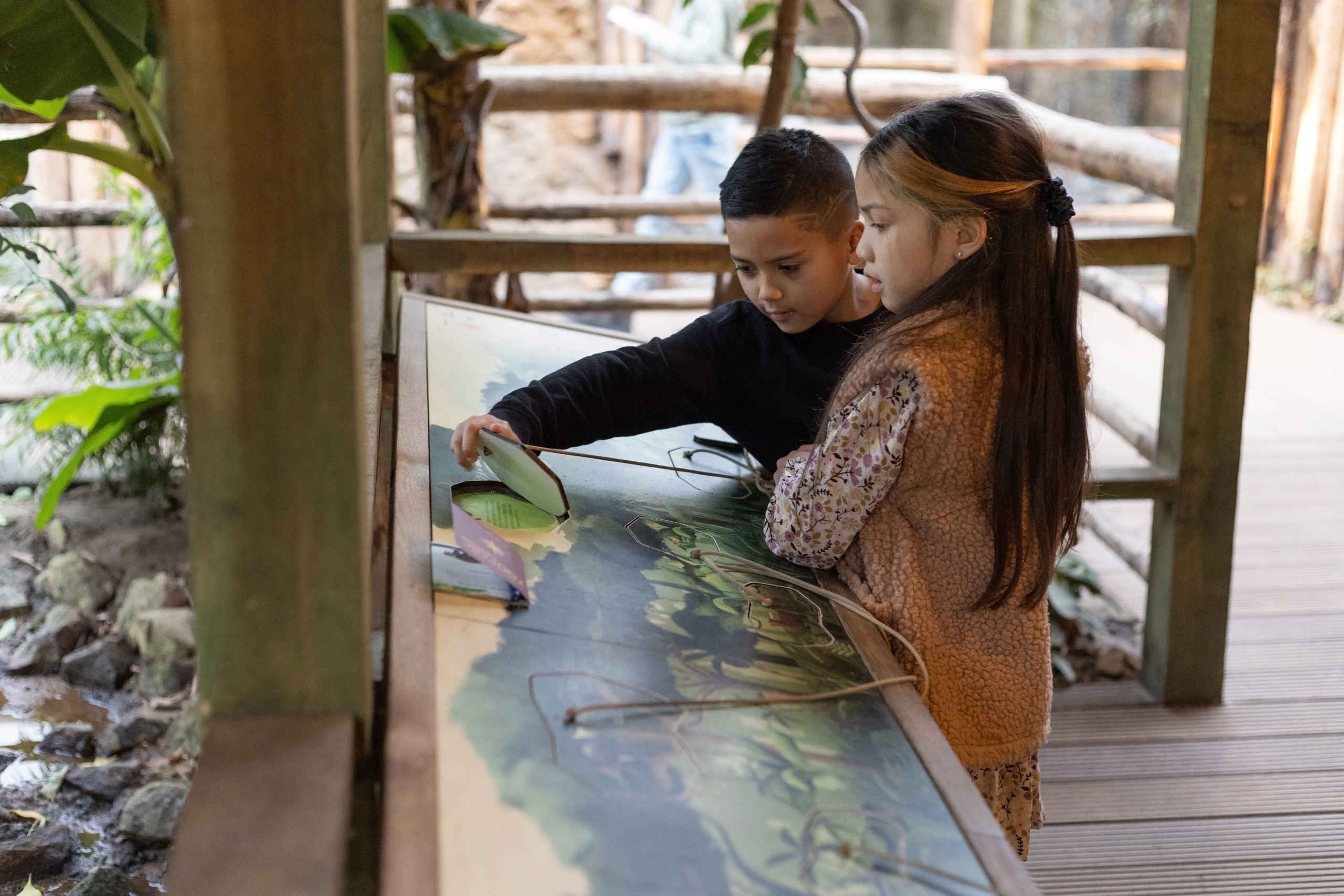Kinderfeestje jongen en meisje met plattegrond Madidi ZooParc Overloon