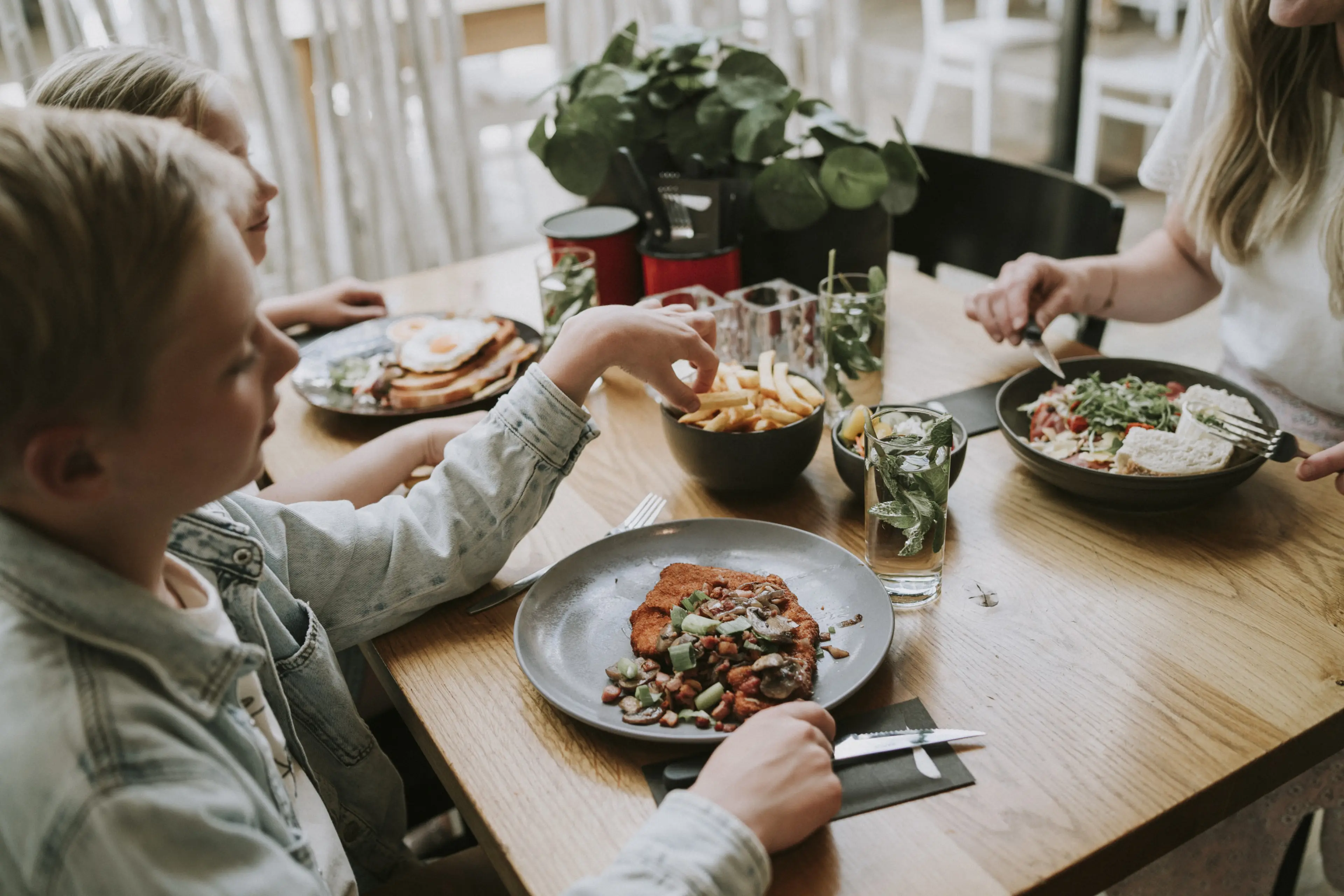 Lunch en diner gerechten in het restaurant van Vakantiepark Dierenbos