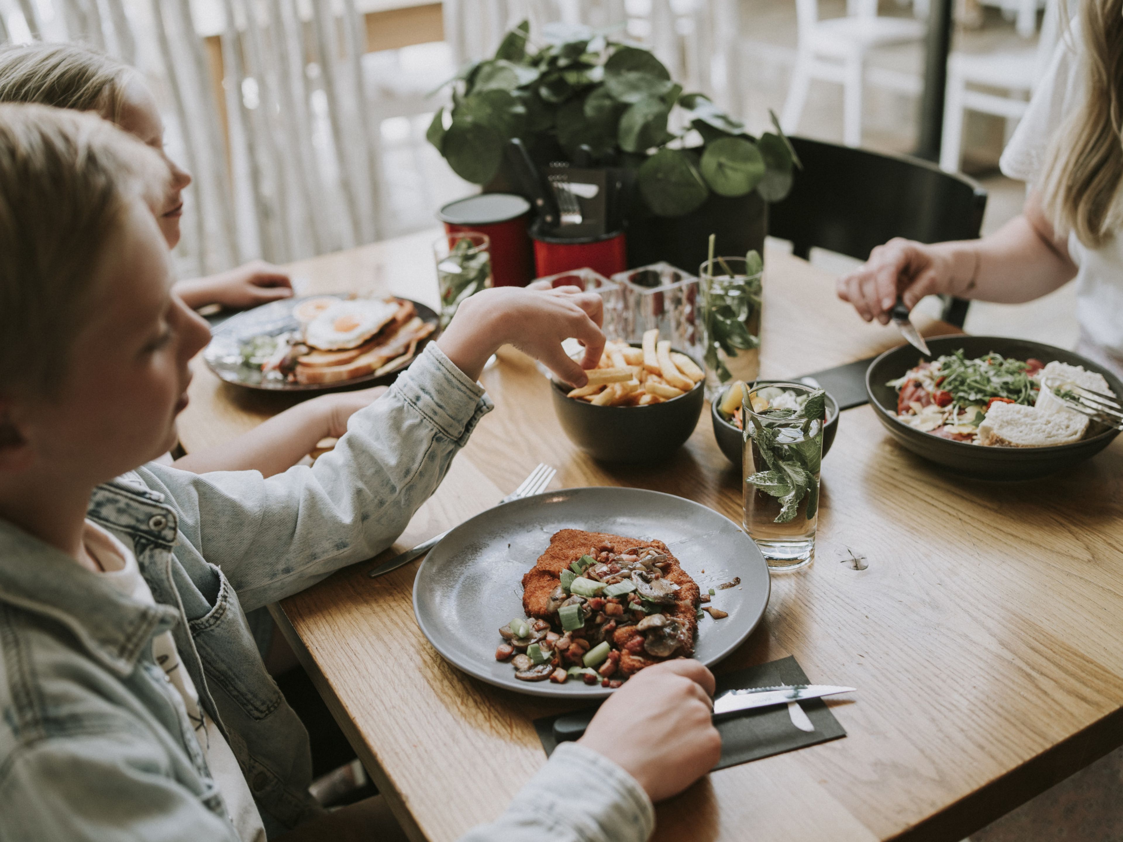 Lunch en diner gerechten in het restaurant van Vakantiepark Dierenbos