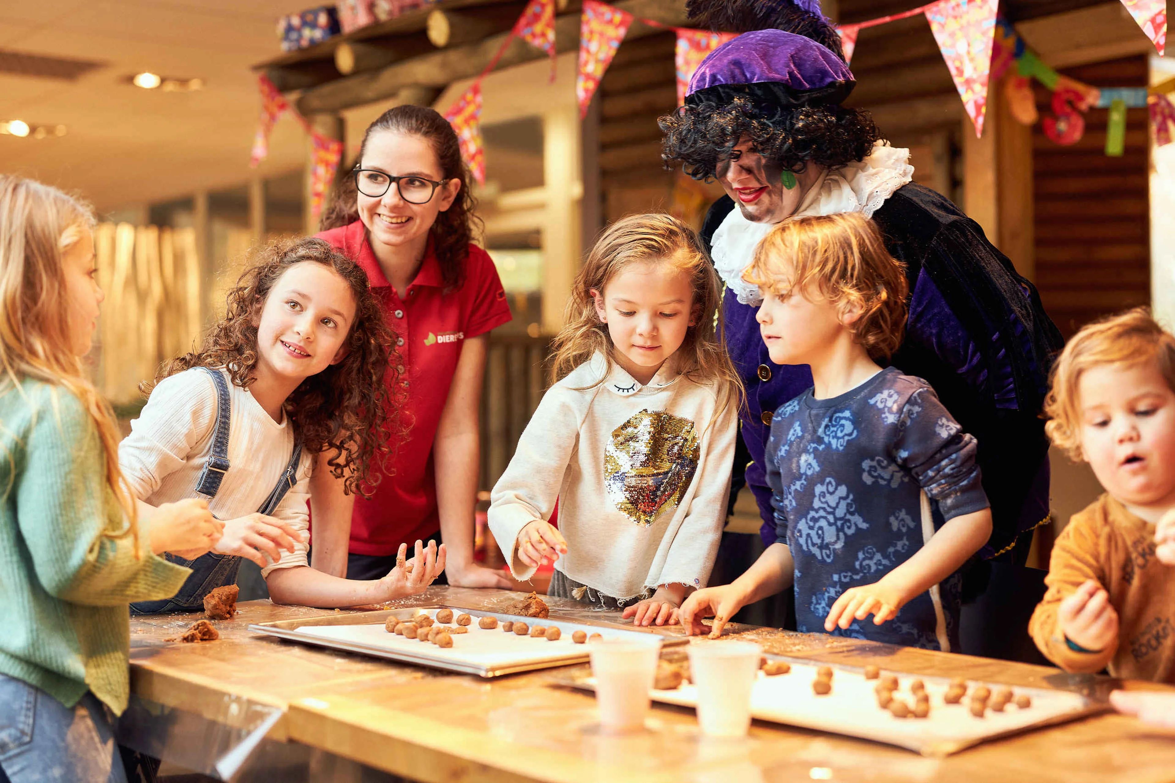 Kinderen bakken pepernoten tijdens Sinterklaas animatie op Vakantiepark Dierenbos