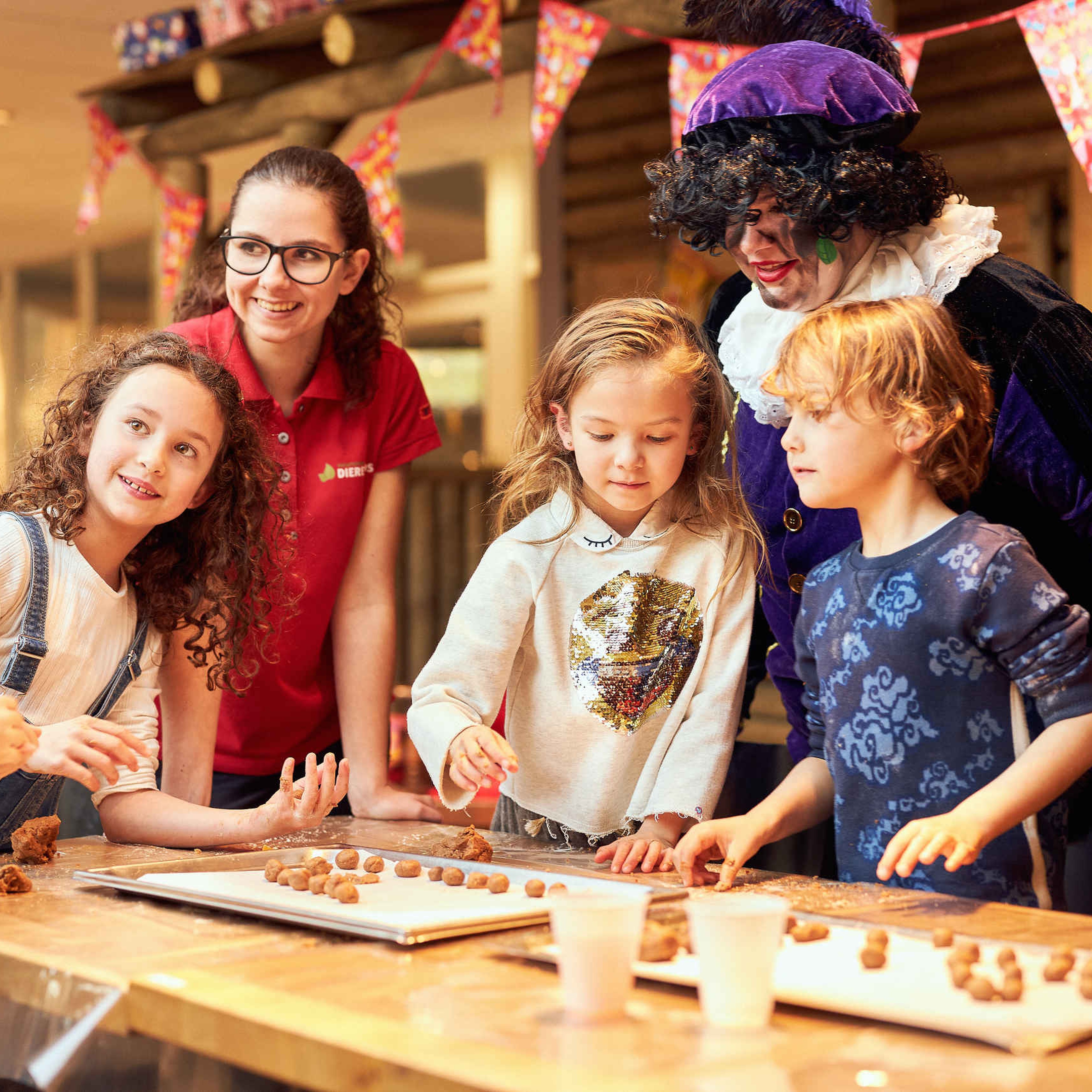Kinderen bakken pepernoten tijdens Sinterklaas animatie op Vakantiepark Dierenbos