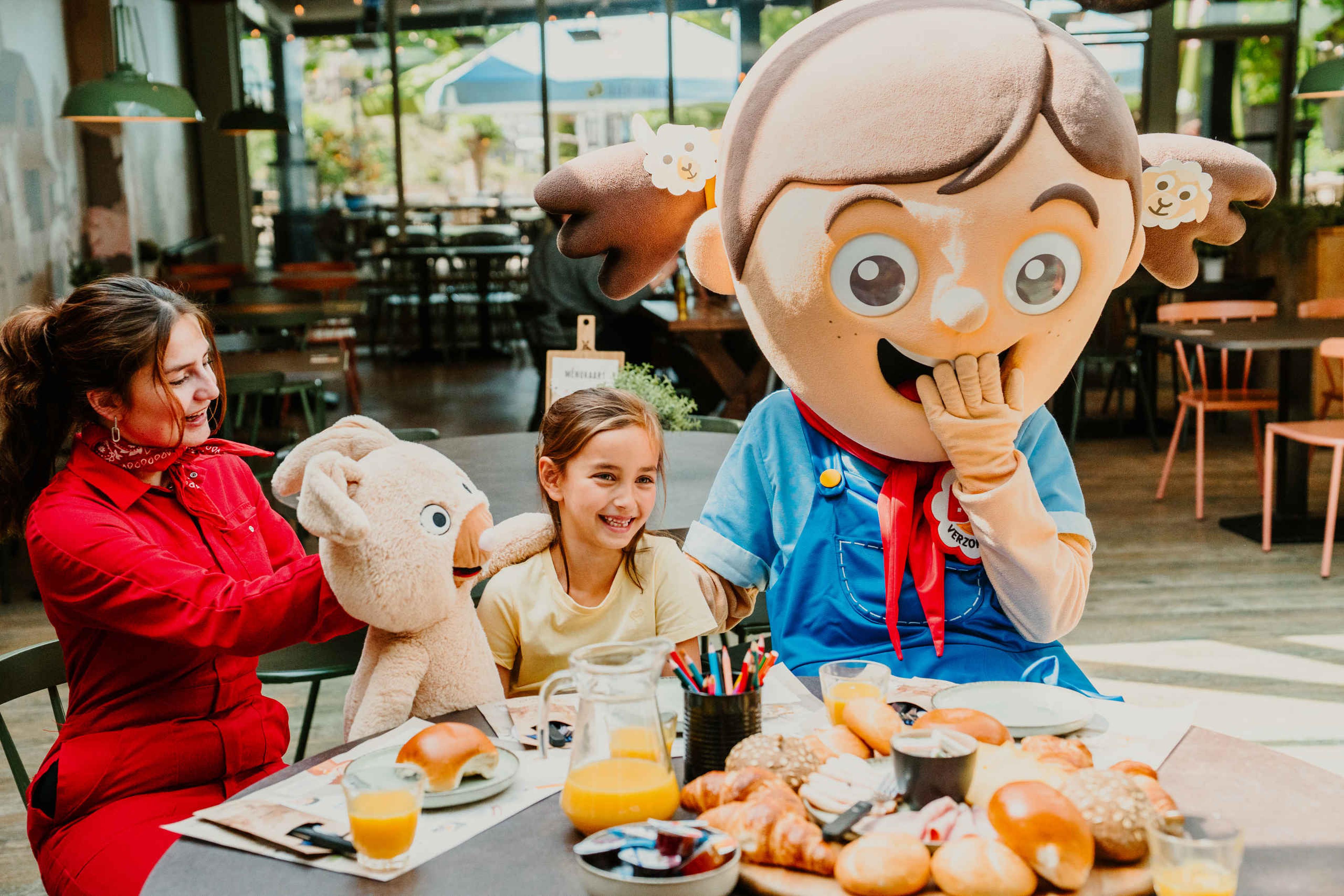Een meisje ontbijt met Bo en de Beestenbende bij Vakantiepark Dierenbos.