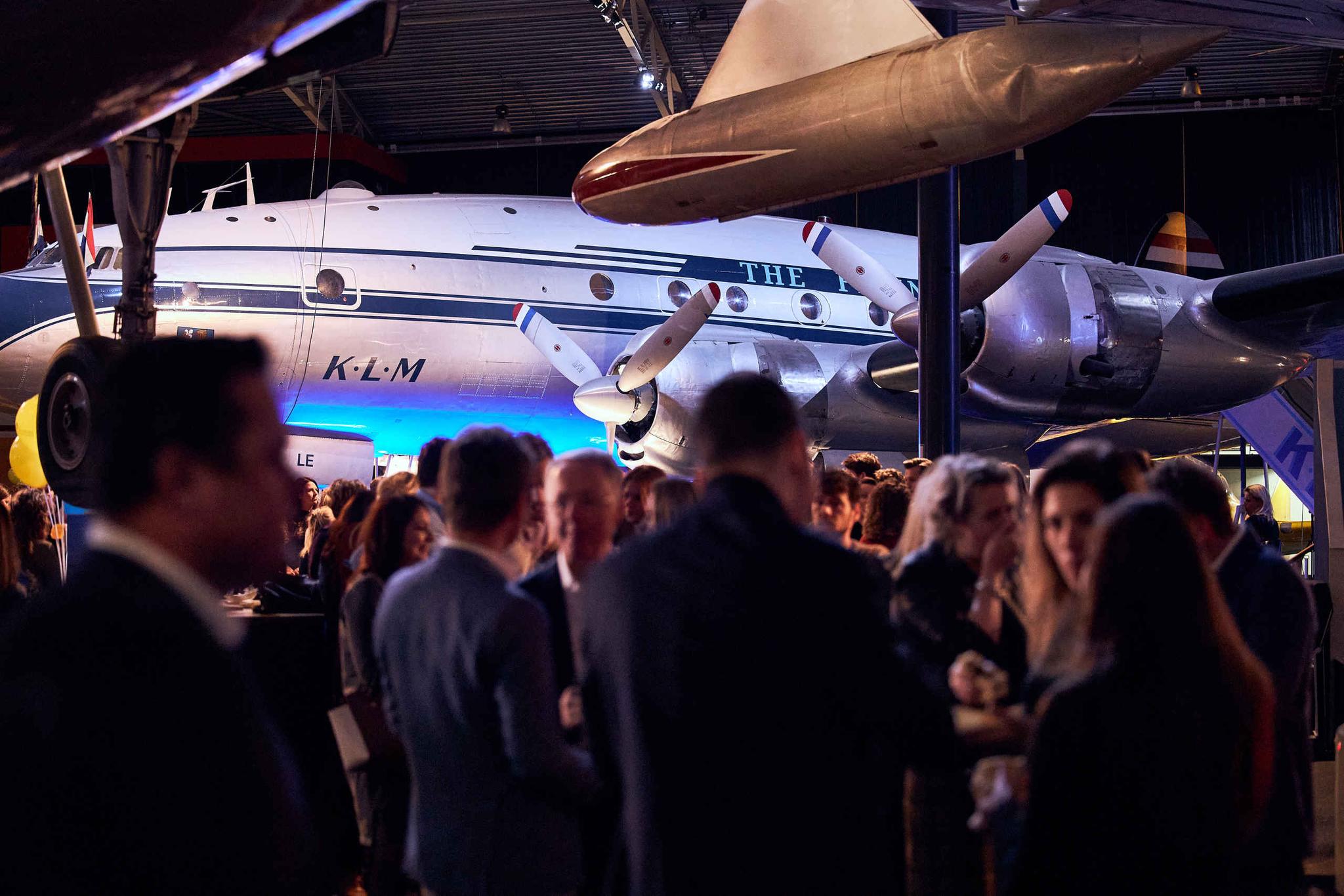 Een grote menigte tijdens een zakelijk evenement in Luchtvaartmuseum Aviodrome
